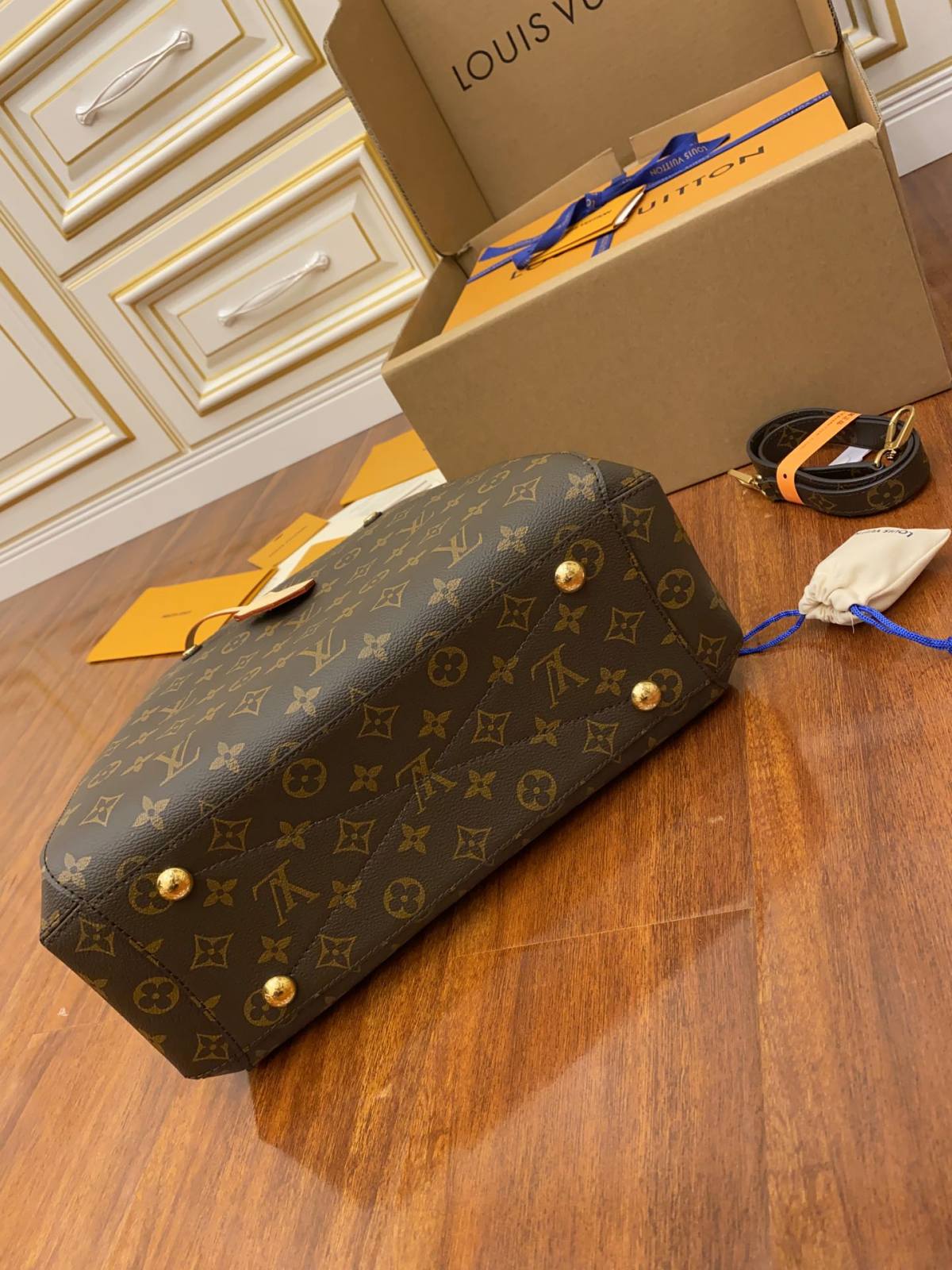 Ellebag’s Exquisite Replication: Louis Vuitton MONTAIGNE Medium Handbag (M41056) Monogram-Labing Maayo nga Kalidad nga Peke nga Louis Vuitton Bag Online Store, Replica designer bag ru