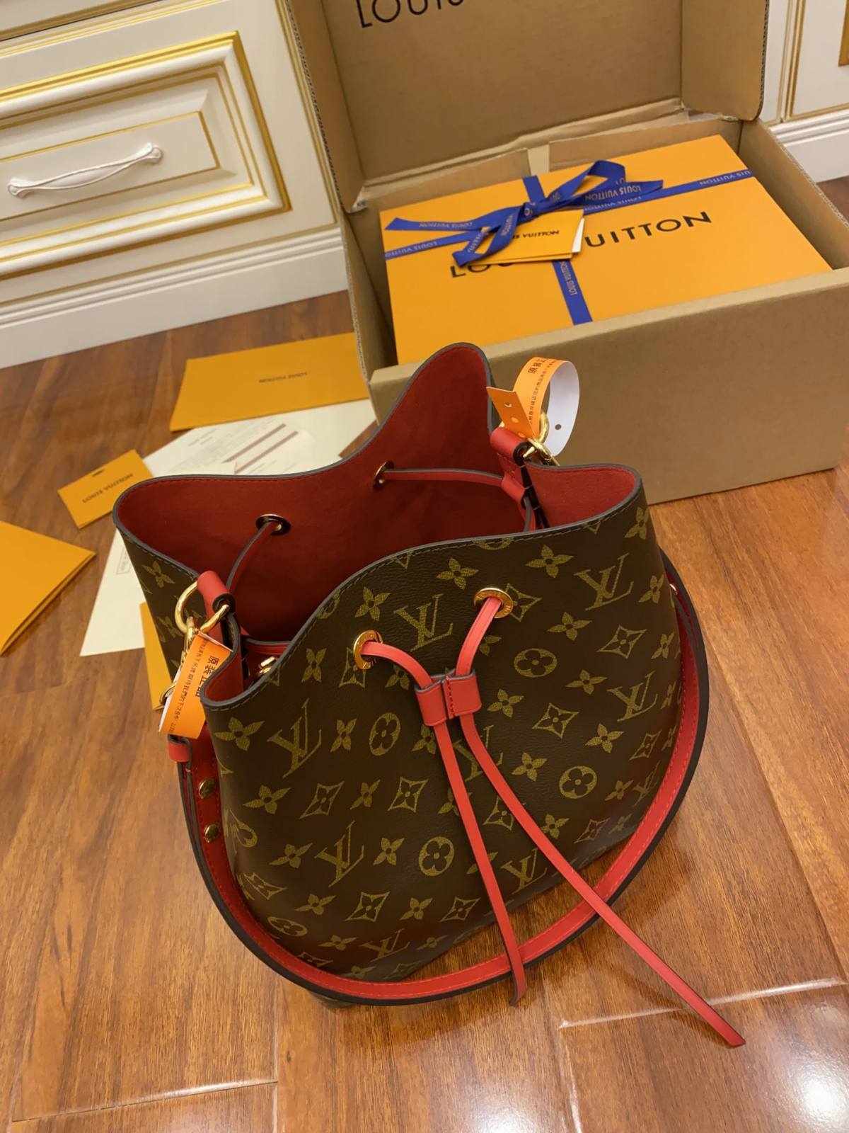 Ellebag Replica Craftsmanship: Louis Vuitton M44021 Red Gaston-Louis NeoNoe Bucket Bag Monogram-Beste kwaliteit nep Louis Vuitton tas online winkel, replica designer tas ru