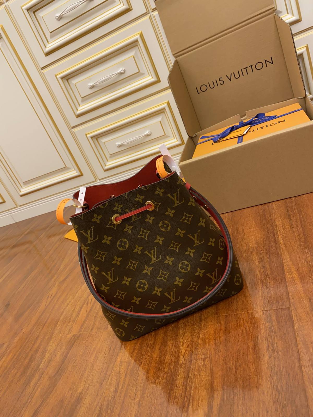 Ellebag Replica Craftsmanship: Louis Vuitton M44021 Red Gaston-Louis NeoNoe Bucket Bag Monogram-Tulaga sili ona lelei Fake Louis Vuitton Bag Faleoloa i luga ole laiga, Replica designer bag ru