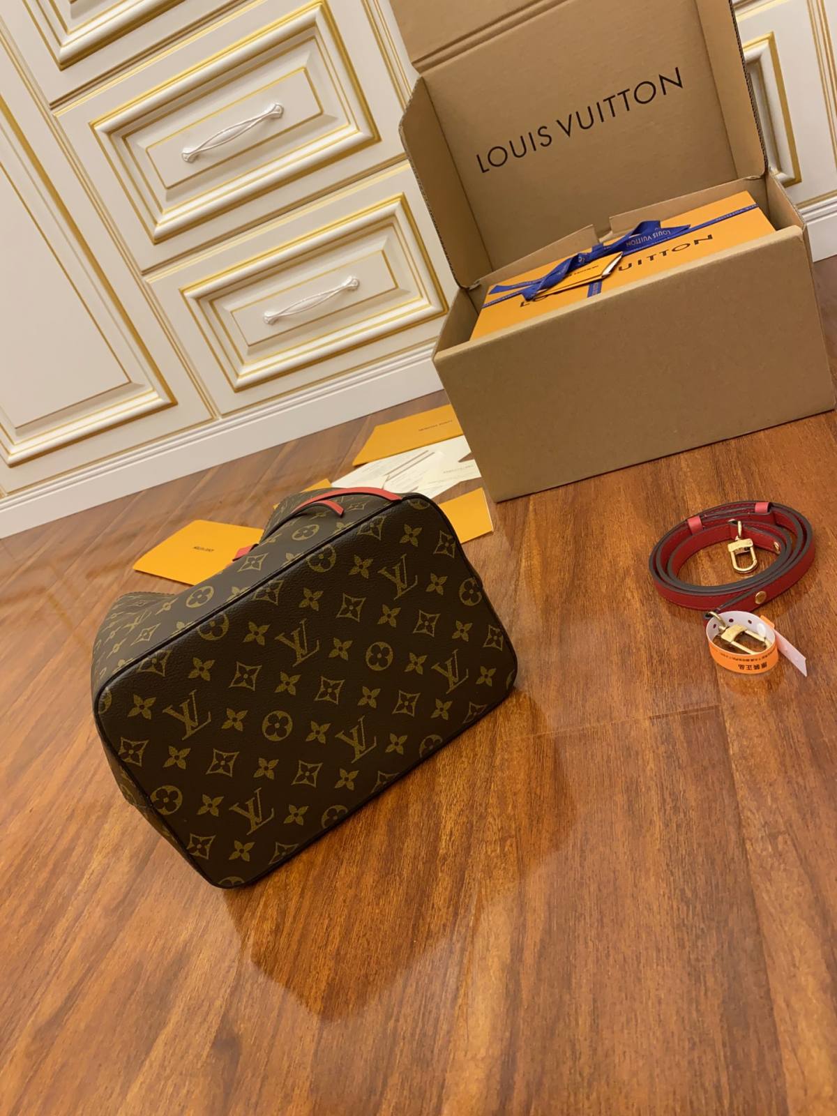 Ellebag Replica Craftsmanship: Louis Vuitton M44021 Red Gaston-Louis NeoNoe Bucket Bag Monogram-Bästa kvalitet Fake Louis Vuitton Bag Online Store, Replica designer bag ru