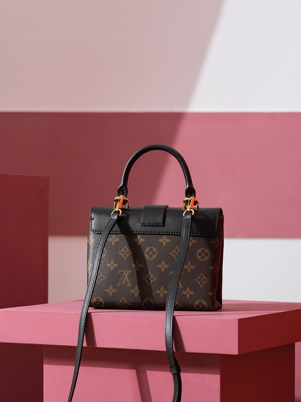 Ellebag’s Replica Excellence: Louis Vuitton LOCK BB Handbag (M44141) Black-Pangalusna kualitas palsu Louis Vuitton Kantong Toko Online, Replica desainer kantong ru