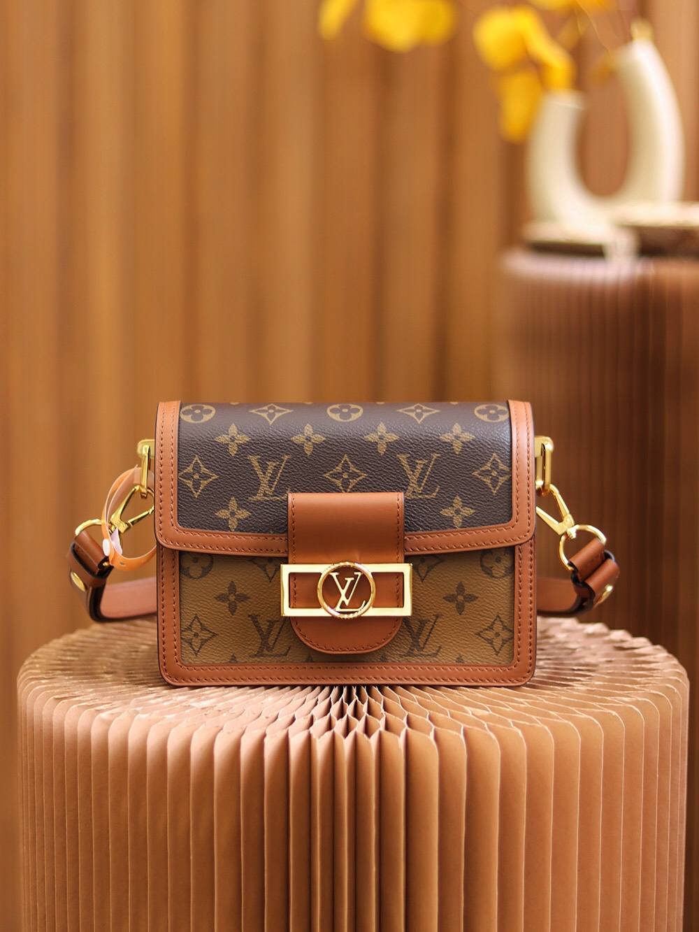 Ellebag’s Replica Artistry: Louis Vuitton DAUPHINE Handbag (M44580) Monogram-Negoziu in linea di borse Louis Vuitton falsi di migliore qualità, borsa di design di replica ru