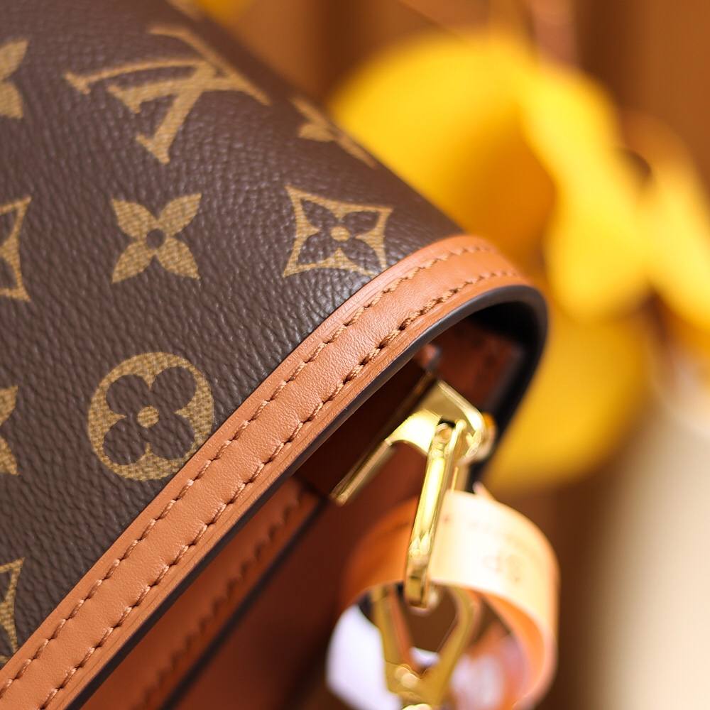 Ellebag’s Replica Artistry: Louis Vuitton DAUPHINE Handbag (M44580) Monogram-Ti o dara ju Didara iro Louis Vuitton apo Online itaja, Ajọra onise apo ru