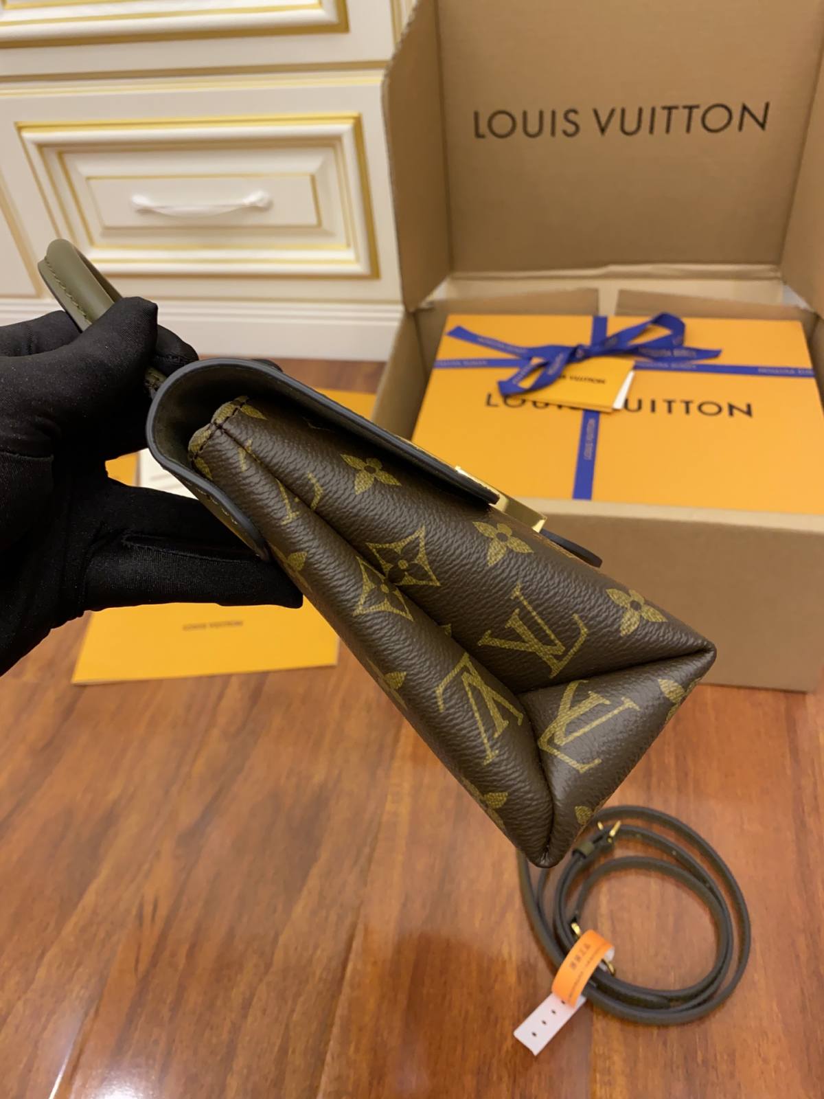 Ellebag’s Replica Precision: Louis Vuitton Lock BB Monogram Bag M44797-Magazin online de geanți Louis Vuitton fals de cea mai bună calitate, geantă de designer replica ru