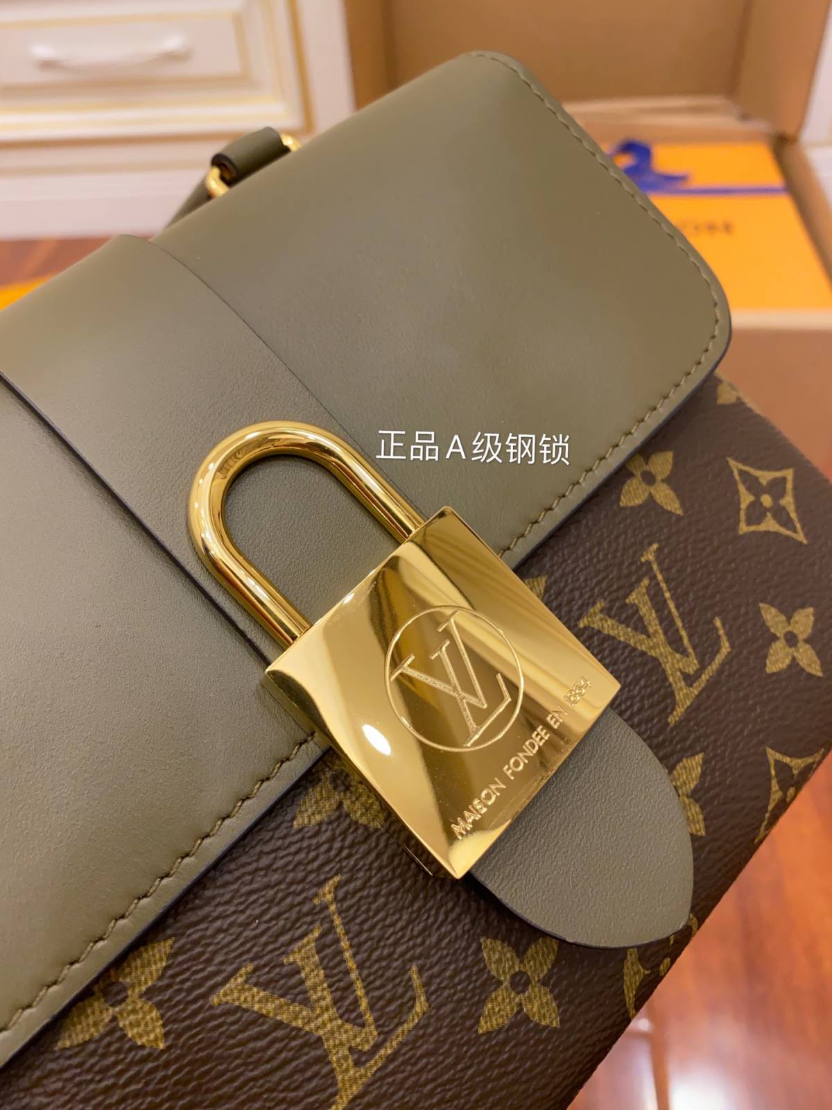 Ellebag’s Replica Precision: Louis Vuitton Lock BB Monogram Bag M44797-Kedai Dalam Talian Beg Louis Vuitton Palsu Kualiti Terbaik, Beg reka bentuk replika ru