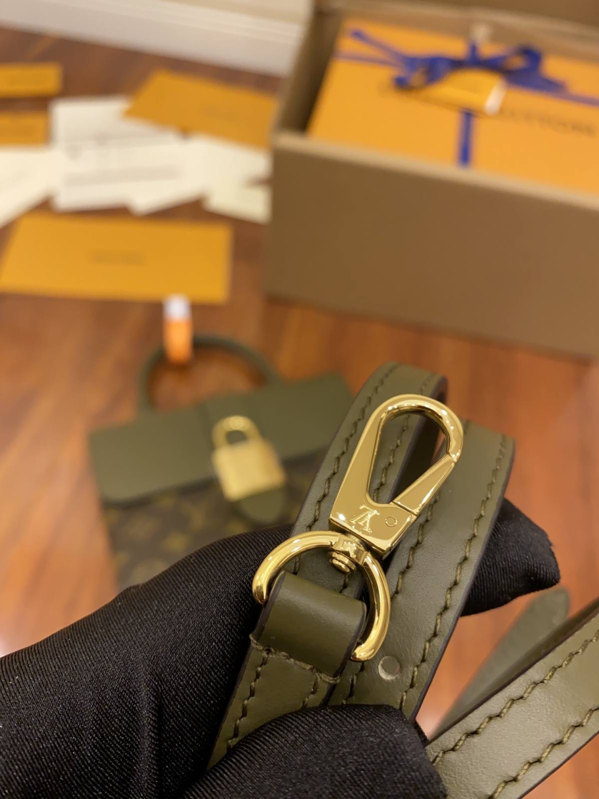 Ellebag’s Replica Precision: Louis Vuitton Lock BB Monogram Bag M44797-Kedai Dalam Talian Beg Louis Vuitton Palsu Kualiti Terbaik, Beg reka bentuk replika ru