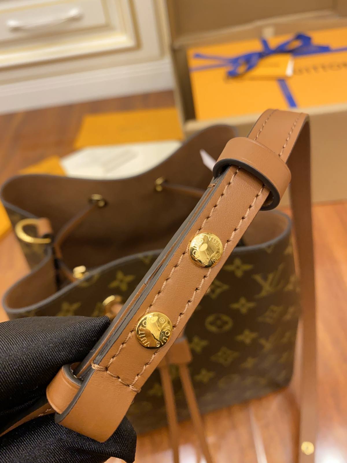 Ellebag’s Masterful Replica Craftsmanship: Louis Vuitton M44887 Caramel Gaston-Louis NeoNoe Bucket Bag Monogram-Botiga en línia de bosses falses de Louis Vuitton de millor qualitat, rèplica de bosses de disseny ru