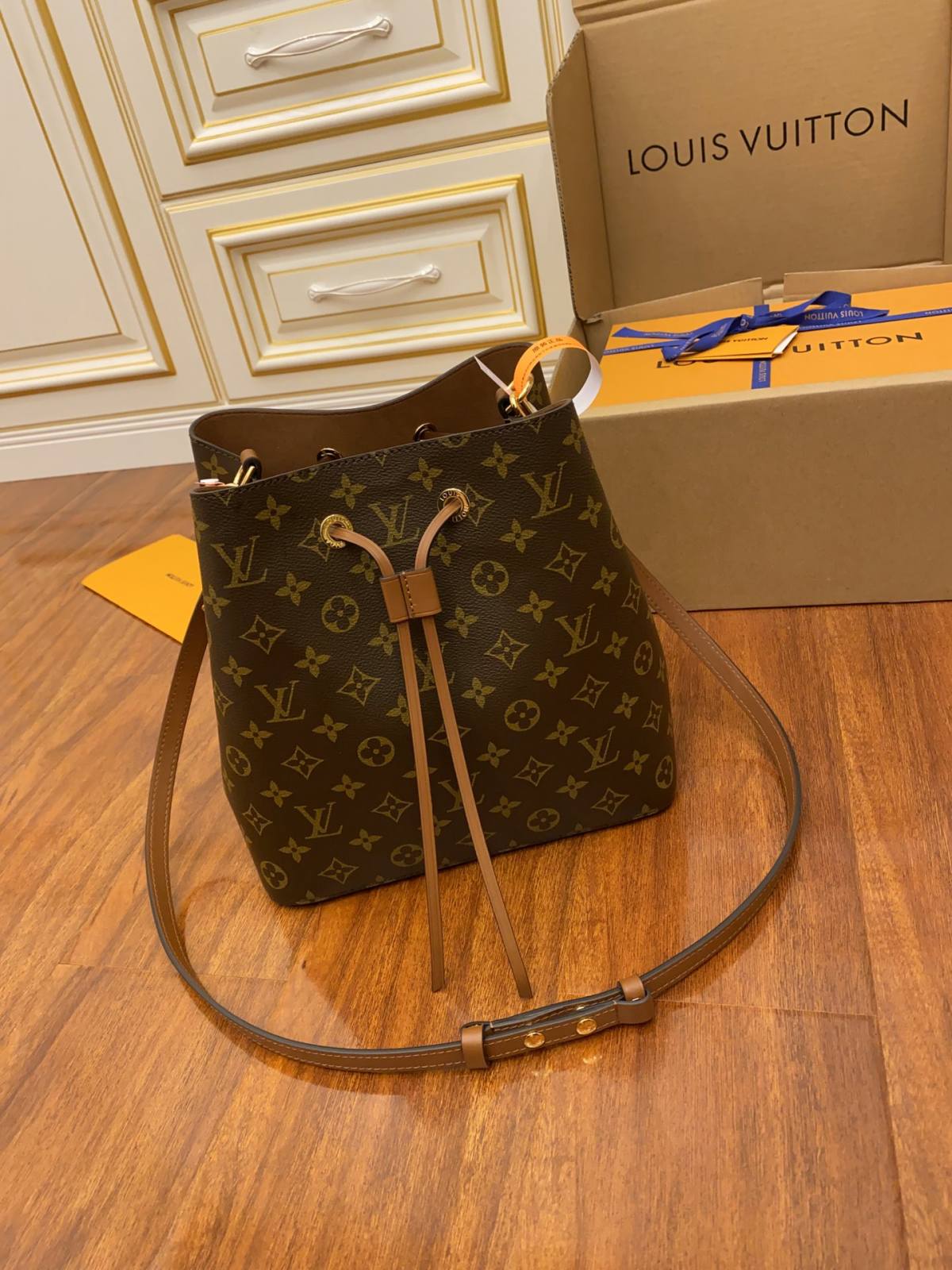 Ellebag’s Masterful Replica Craftsmanship: Louis Vuitton M44887 Caramel Gaston-Louis NeoNoe Bucket Bag Monogram-בעסטער קוואַליטעט שווינדל לוי ווויטטאָן באַג אָנליין קראָם, רעפּליקע דיזיינער זעקל רו