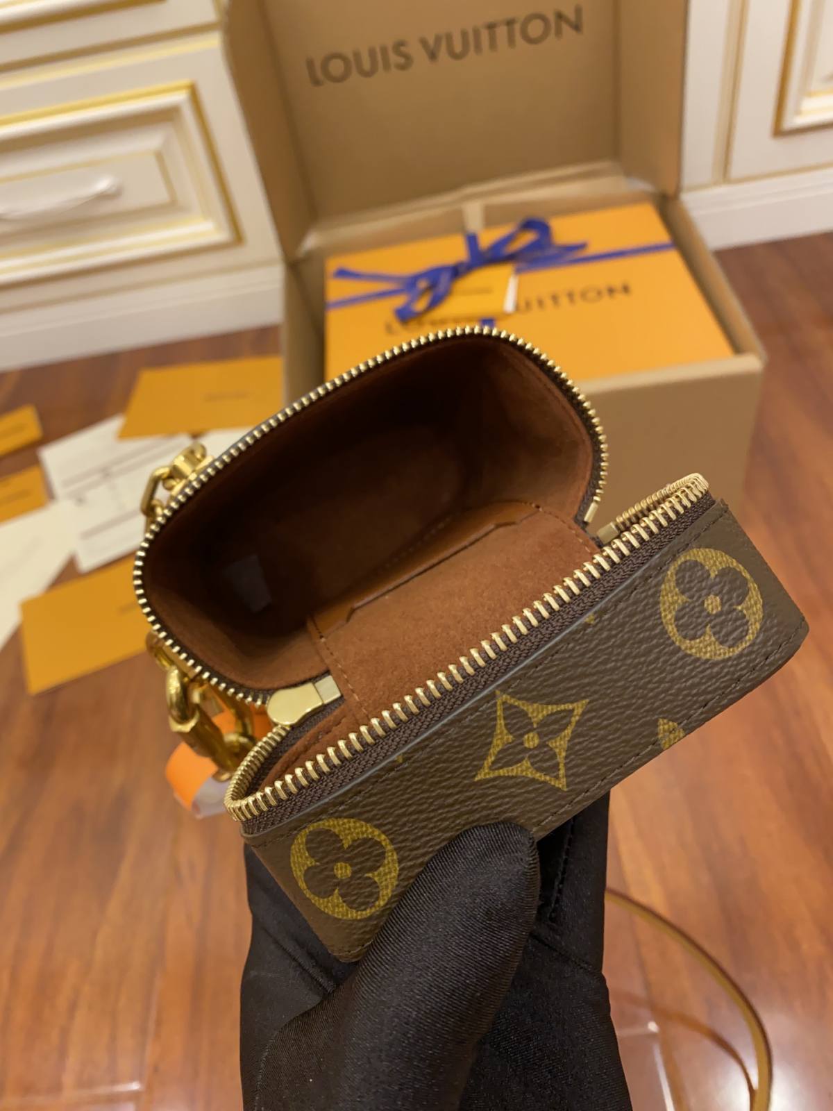 Ellebag’s Exquisite Replica of Louis Vuitton M44914 PHONE BOX Handbag-Molemo ka ho Fetisisa Lebenkele la Lebenkele la Marang-rang la Fake Louis Vuitton, Replica designer bag ru