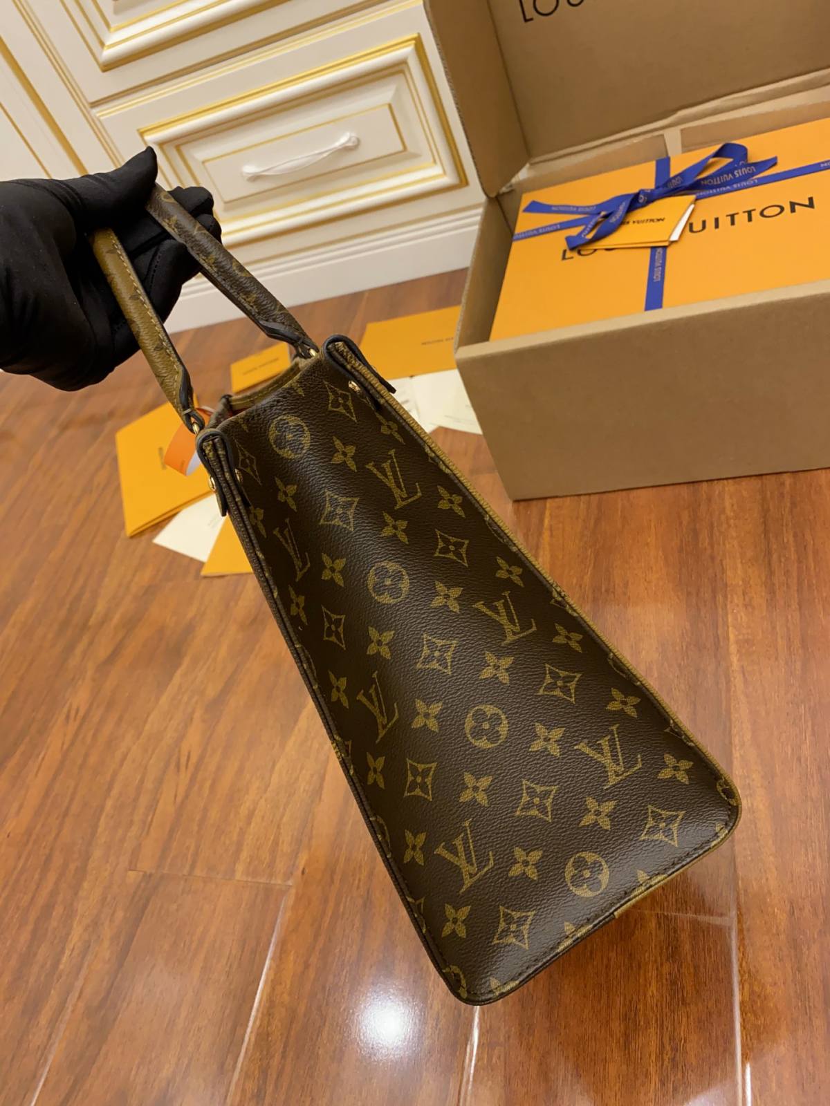 Ellebag’s Masterful Replica of Louis Vuitton ONTHEGO Medium Handbag (M45039) in Monogram-Best Quality adịgboroja Louis vuitton akpa Online Store, oyiri mmebe akpa ru