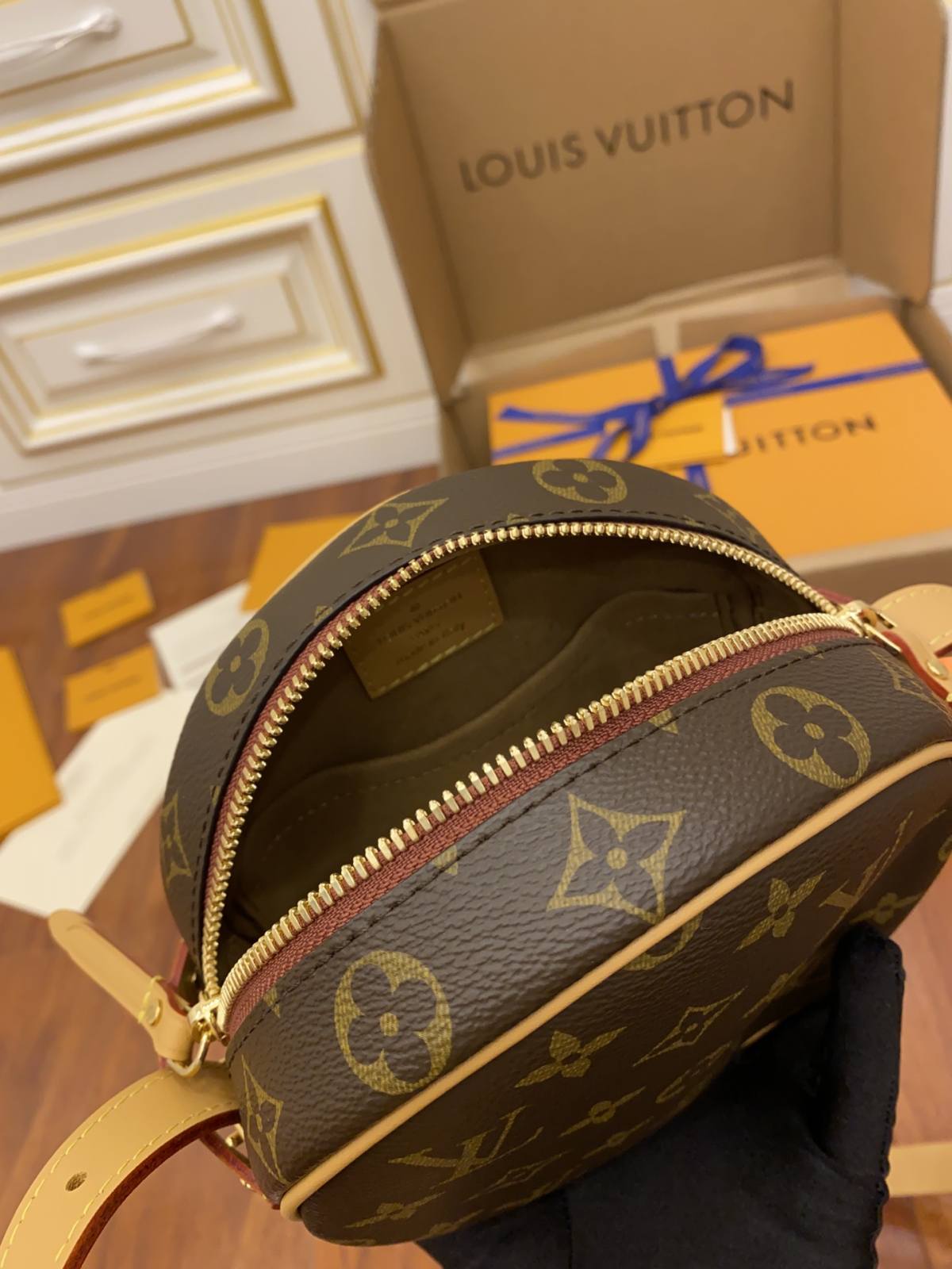 Ellebag’s Replica of Louis Vuitton M45149 Boite Chapeau Souple PM Bag-Dyqani në internet i çantave të rreme Louis Vuitton me cilësi më të mirë, çanta modeli kopje ru