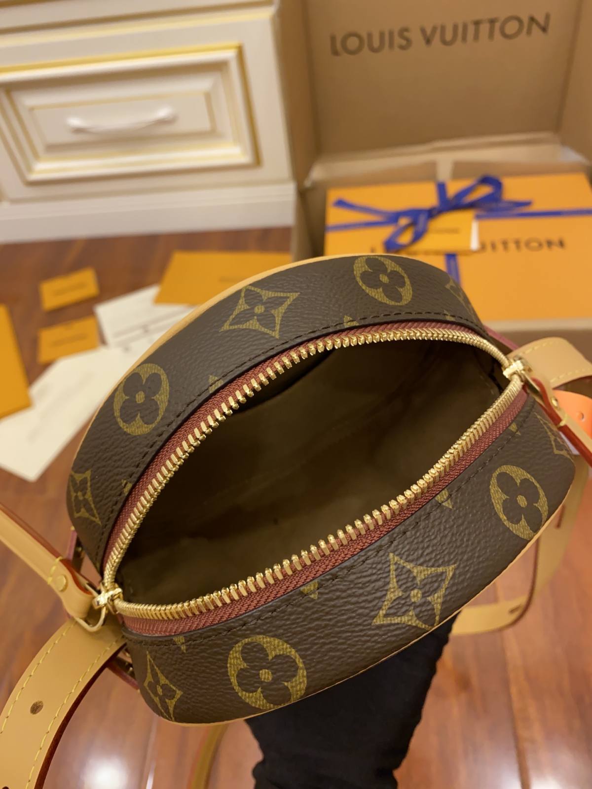 Ellebag’s Replica of Louis Vuitton M45149 Boite Chapeau Souple PM Bag-Шилдэг чанарын хуурамч Louis Vuitton цүнх онлайн дэлгүүр, Replica дизайнер цүнх ru