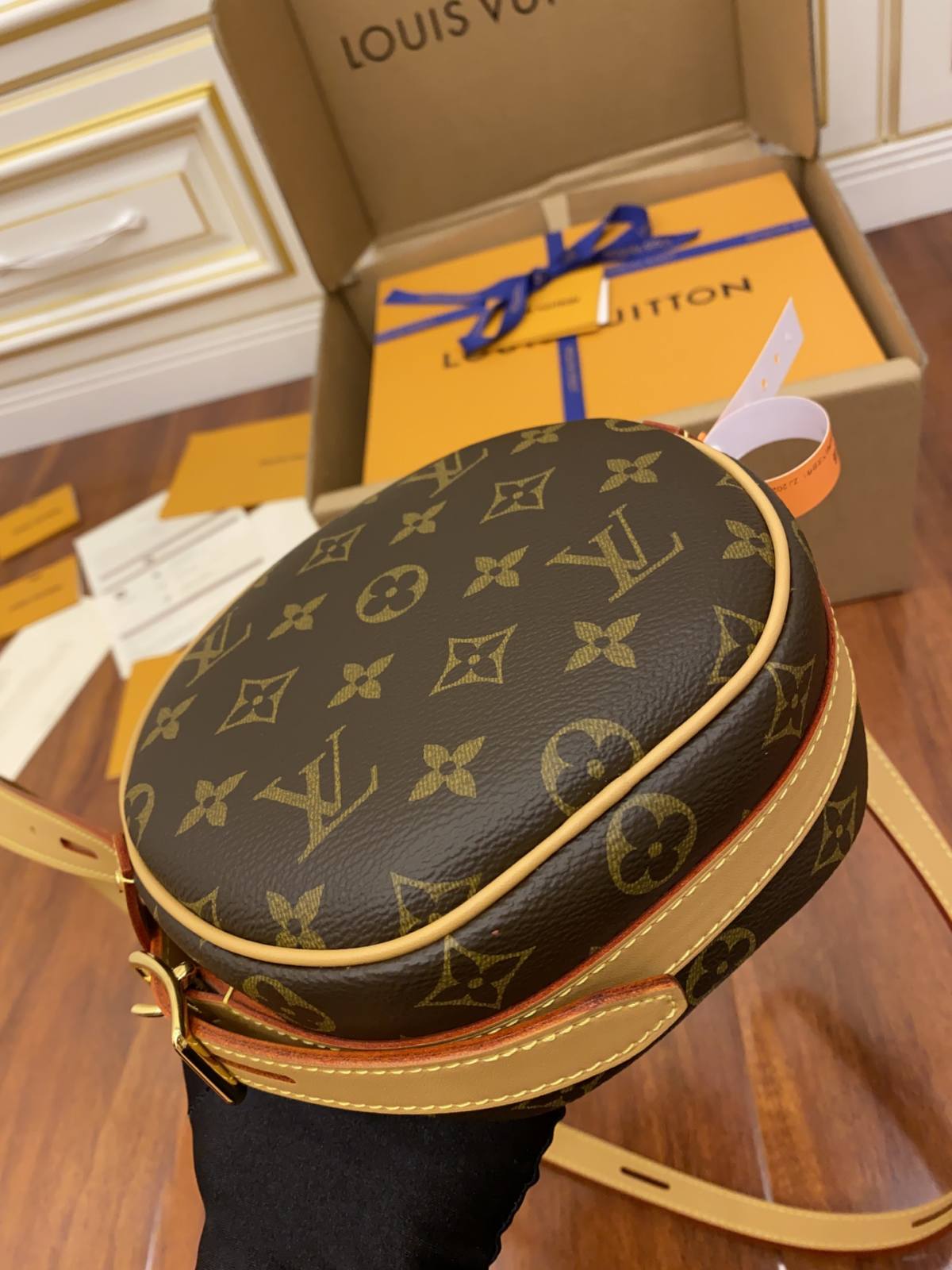 Ellebag’s Replica of Louis Vuitton M45149 Boite Chapeau Souple PM Bag-Լավագույն որակի կեղծ Louis Vuitton պայուսակների առցանց խանութ, Replica դիզայներական պայուսակ ru