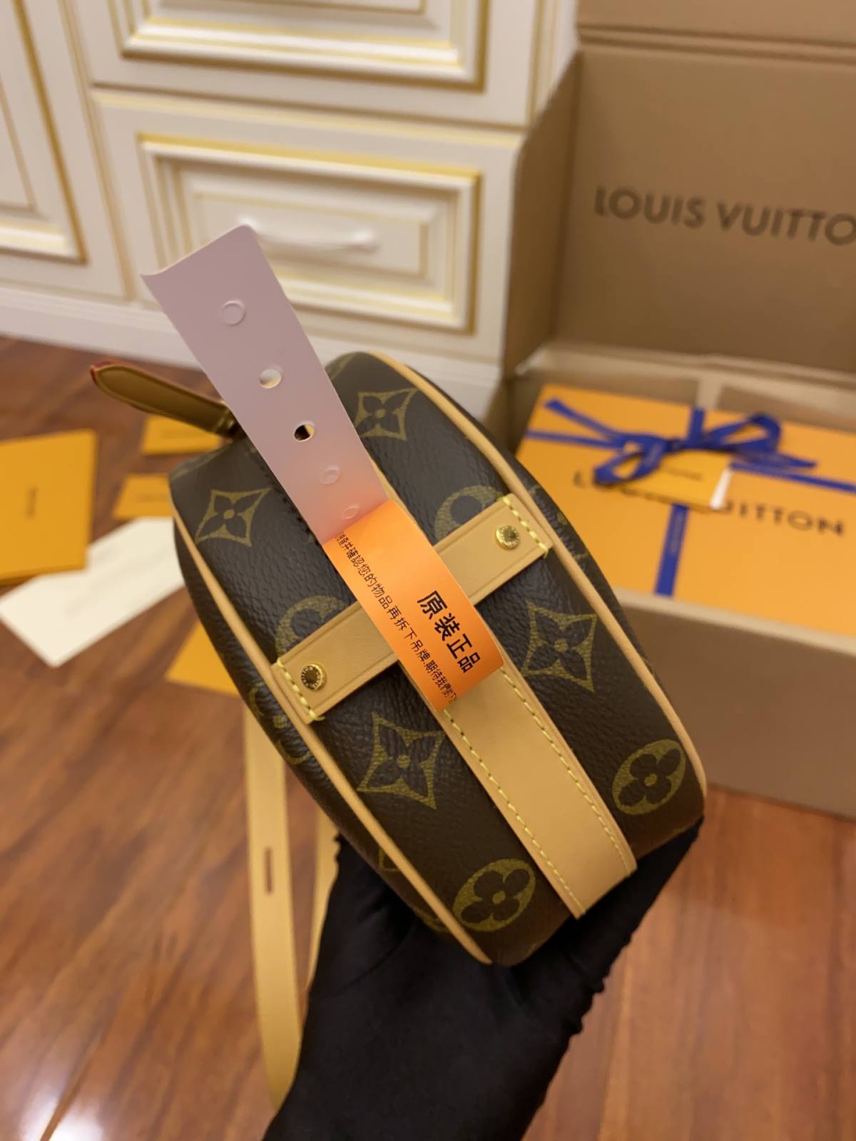 Ellebag’s Replica of Louis Vuitton M45149 Boite Chapeau Souple PM Bag-Dyqani në internet i çantave të rreme Louis Vuitton me cilësi më të mirë, çanta modeli kopje ru