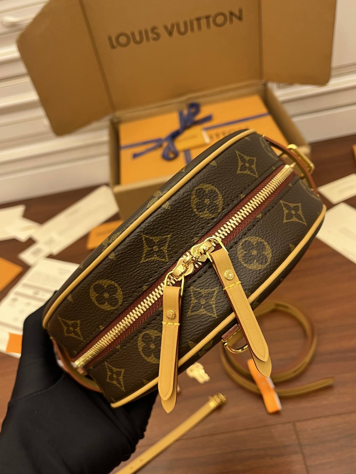 Ellebag’s Replica of Louis Vuitton BOITE CHAPEAU SOUPLE Bag (M45647)-Labākās kvalitātes viltotās Louis Vuitton somas tiešsaistes veikals, dizaineru somas kopija ru