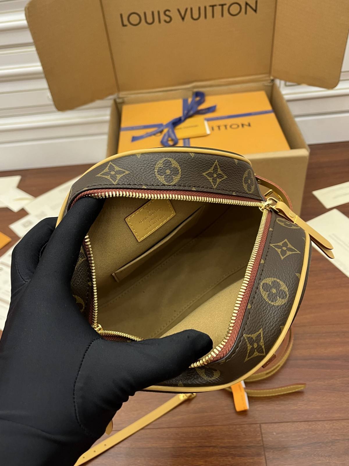 Ellebag’s Replica of Louis Vuitton BOITE CHAPEAU SOUPLE Bag (M45647)-Legjobb minőségű hamis Louis Vuitton táska online áruház, replika designer táska ru