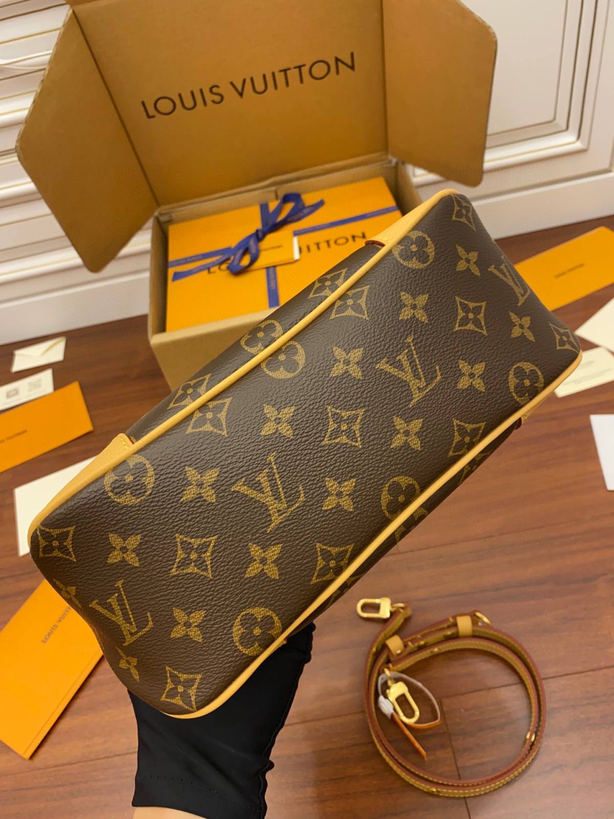 Ellebag’s Replica of Louis Vuitton BOULOGNE Handbag (M45832) in Monogram-Bescht Qualitéit Fake Louis Vuitton Bag Online Store, Replica Designer Bag ru