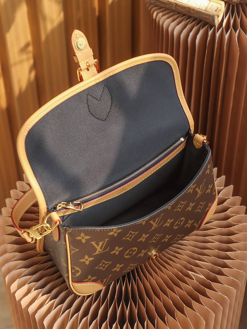 Ellebag Replica Excellence: Crafting the Louis Vuitton DIANE Handbag (M45985)-Umgangatho ogqwesileyo woMgangatho weFake weLouis Vuitton kwiVenkile ye-Intanethi, ibhegi yomyili weReplica ru