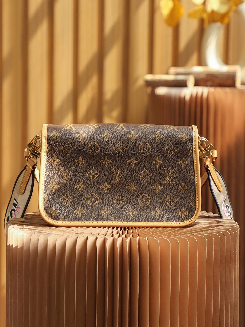 Ellebag Replica Excellence: Crafting the Louis Vuitton DIANE Handbag (M45985)-Լավագույն որակի կեղծ Louis Vuitton պայուսակների առցանց խանութ, Replica դիզայներական պայուսակ ru