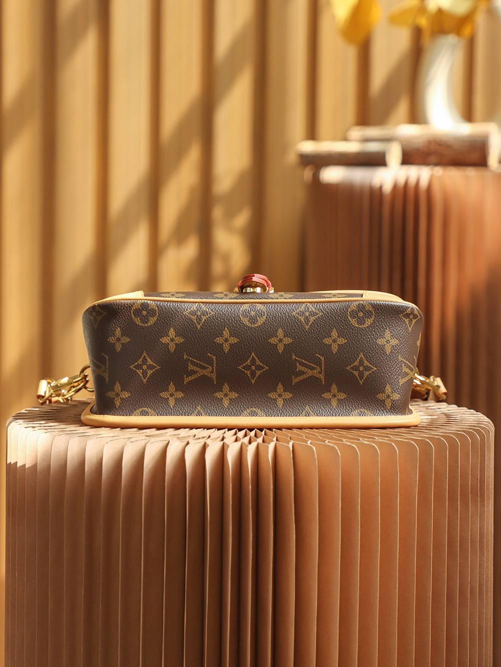 Ellebag Replica Excellence: Crafting the Louis Vuitton DIANE Handbag (M45985)-Magazin online de geanți Louis Vuitton fals de cea mai bună calitate, geantă de designer replica ru