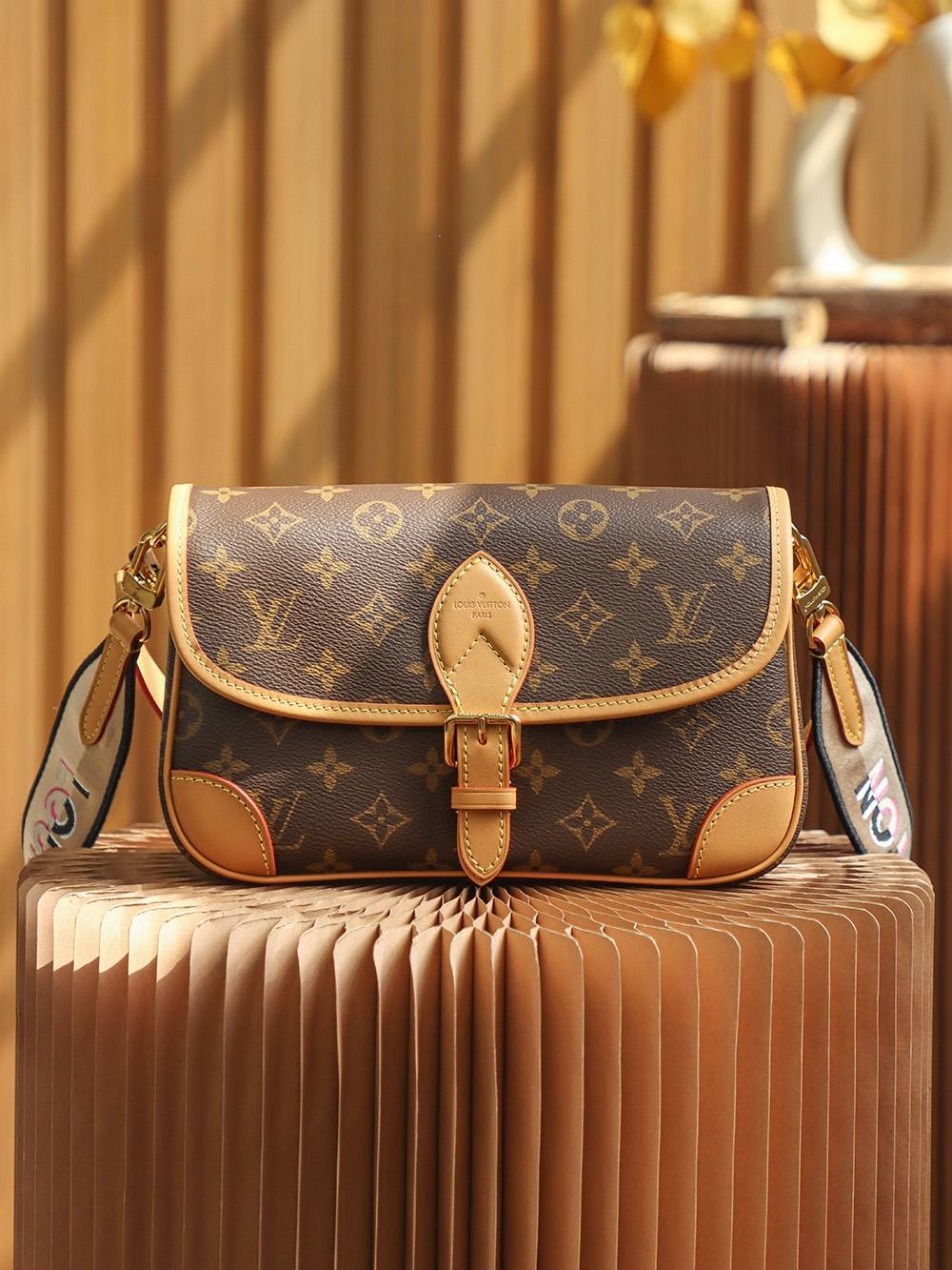 Ellebag Replica Excellence: Crafting the Louis Vuitton DIANE Handbag (M45985)-Magazin online de geanți Louis Vuitton fals de cea mai bună calitate, geantă de designer replica ru