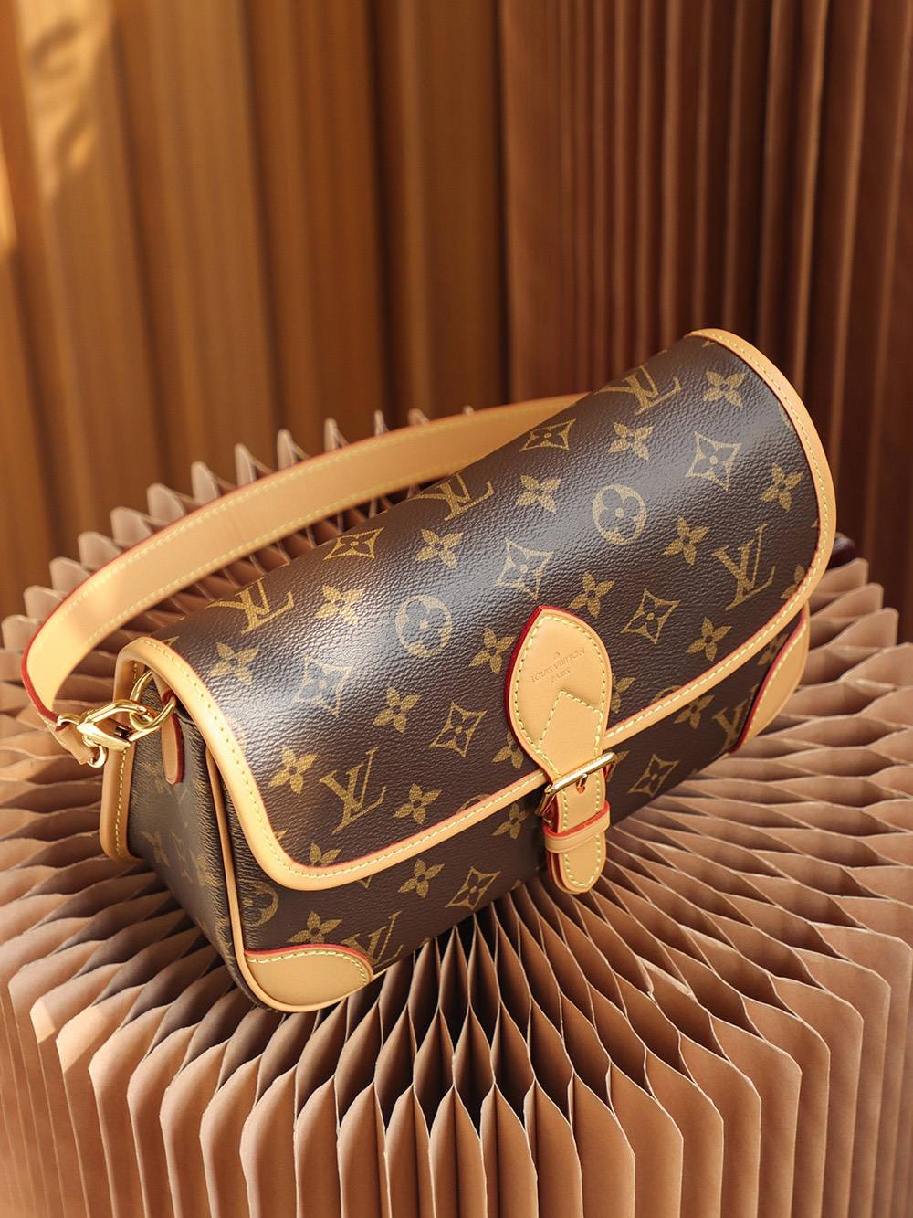 Ellebag Replica Excellence: Crafting the Louis Vuitton DIANE Handbag (M45985)-Magazin online de geanți Louis Vuitton fals de cea mai bună calitate, geantă de designer replica ru