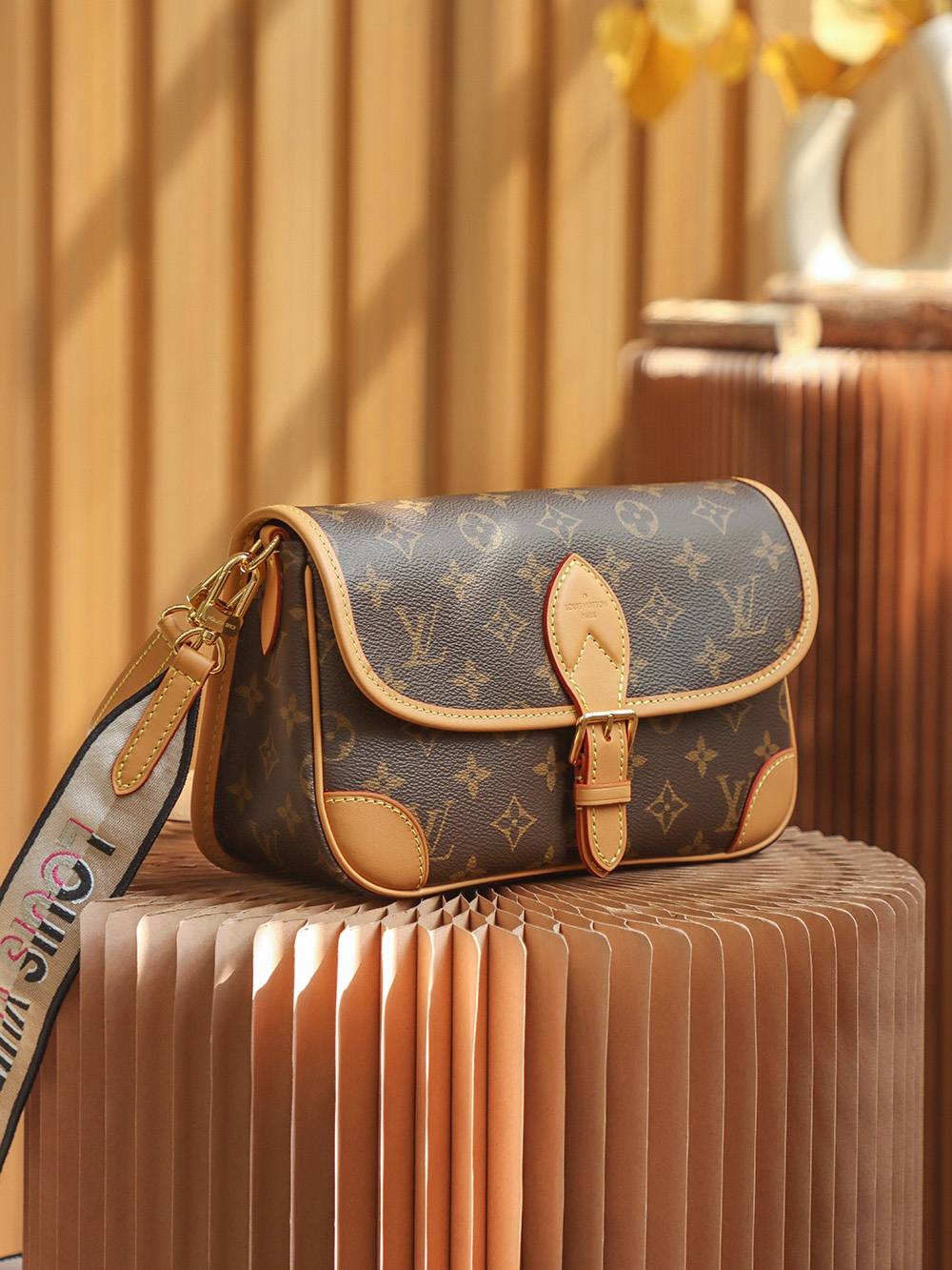 Ellebag Replica Excellence: Crafting the Louis Vuitton DIANE Handbag (M45985)-Magazin online de geanți Louis Vuitton fals de cea mai bună calitate, geantă de designer replica ru