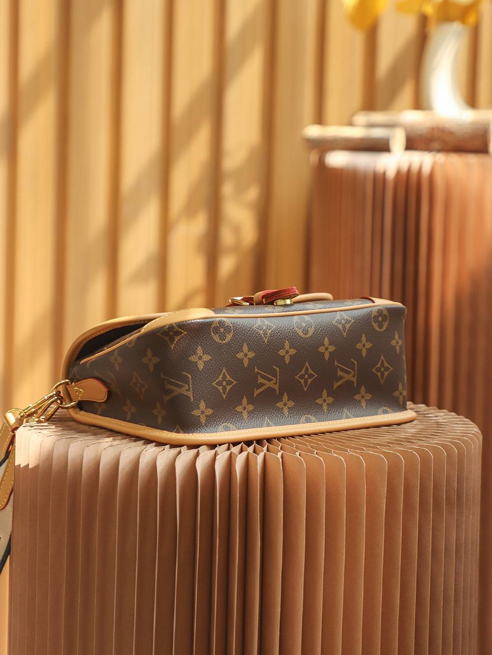 Ellebag Replica Excellence: Crafting the Louis Vuitton DIANE Handbag (M45985)-Magazin online de geanți Louis Vuitton fals de cea mai bună calitate, geantă de designer replica ru