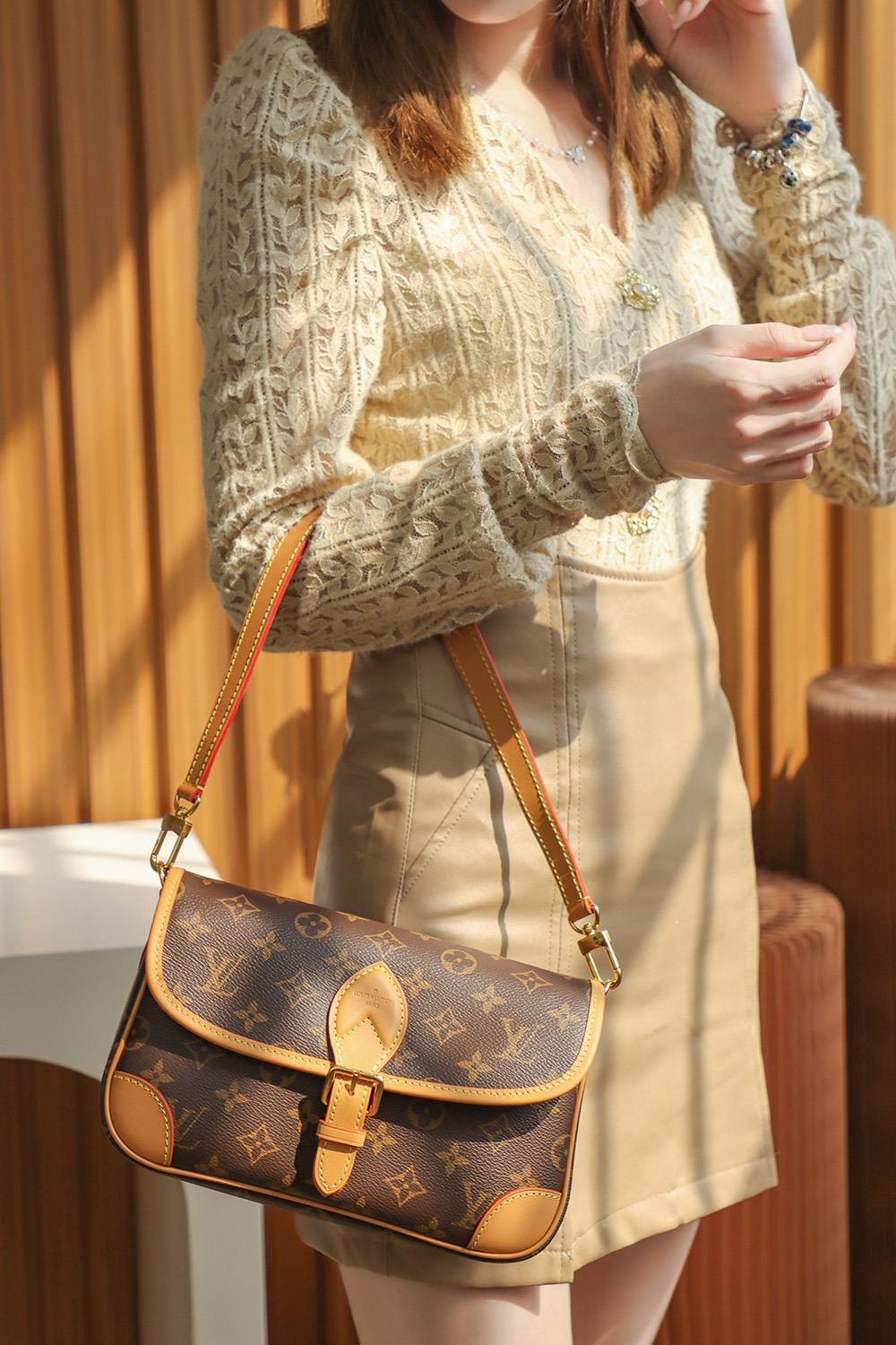 Ellebag Replica Excellence: Crafting the Louis Vuitton DIANE Handbag (M45985)-Magazin online de geanți Louis Vuitton fals de cea mai bună calitate, geantă de designer replica ru