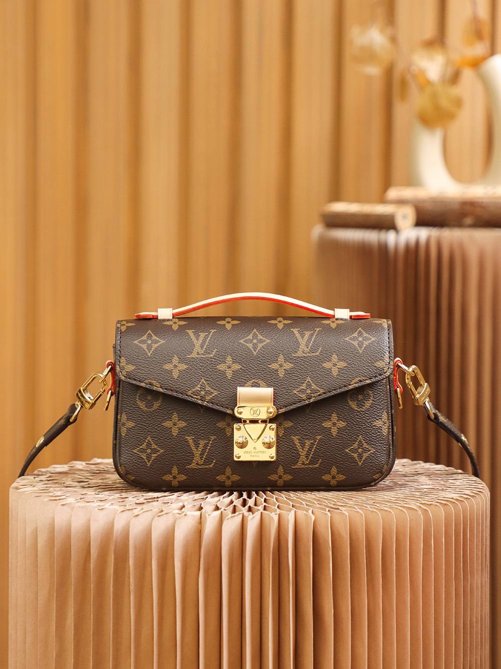 Ellebag’s Expert Replication: Louis Vuitton POCHETTE MÉTIS East West Handbag (M46279)-Legjobb minőségű hamis Louis Vuitton táska online áruház, replika designer táska ru