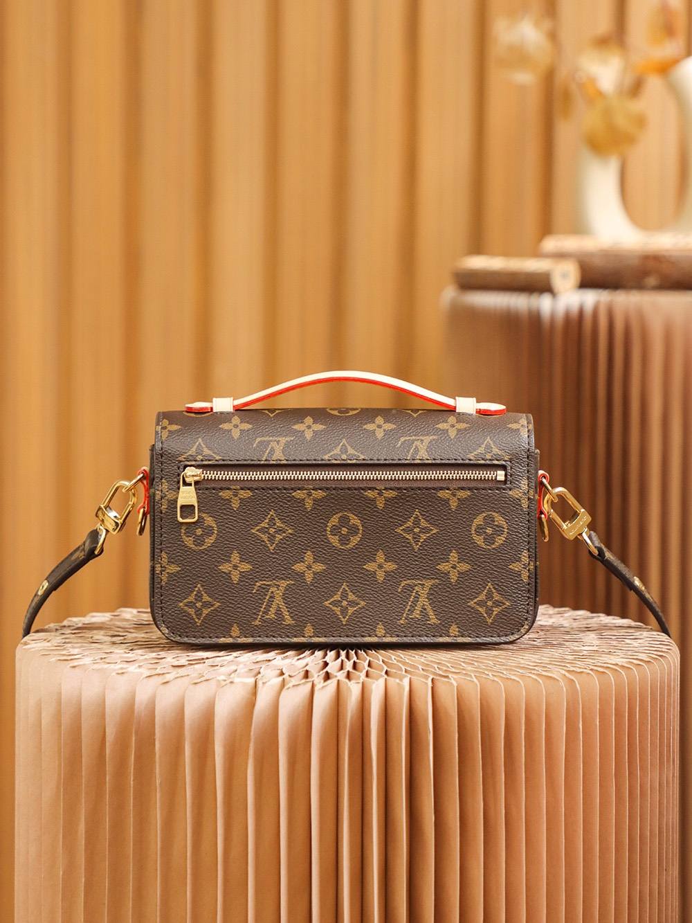 Ellebag’s Expert Replication: Louis Vuitton POCHETTE MÉTIS East West Handbag (M46279)-Best Quality Replica designer Bag factory in China