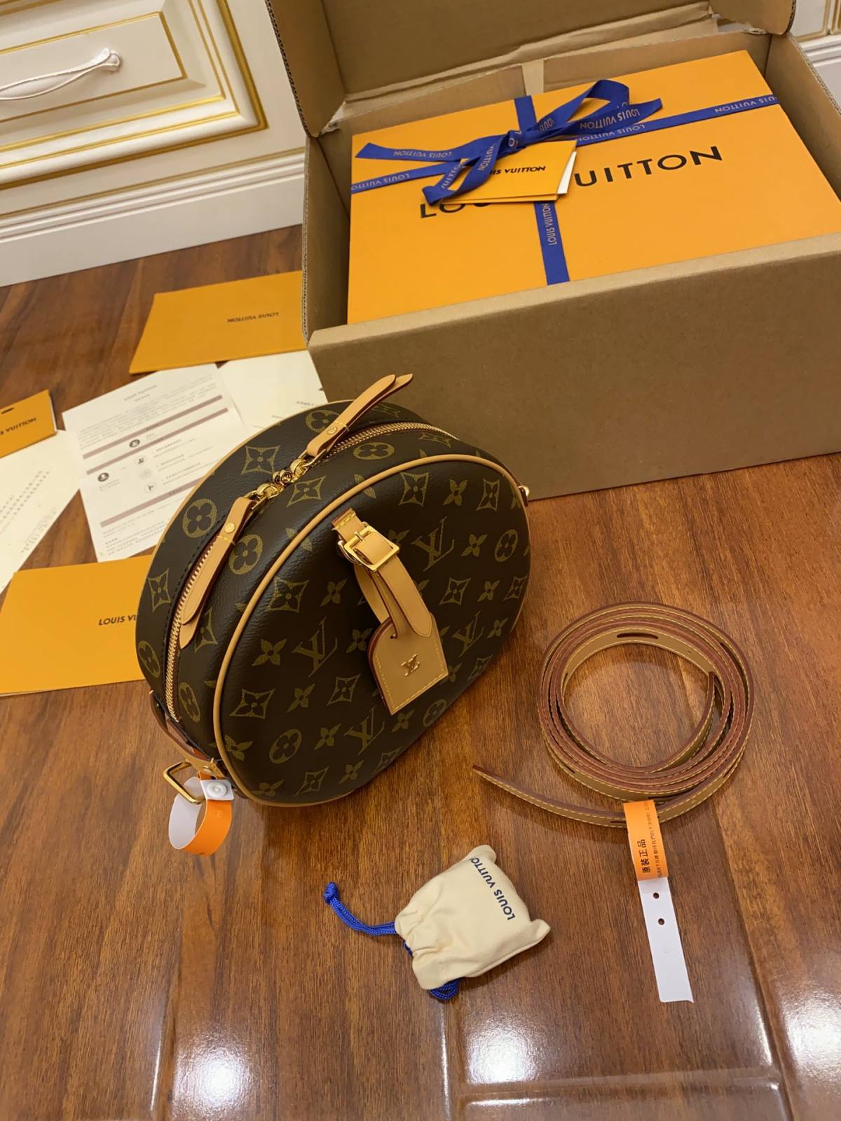 Ellebag’s Masterful Replication: Louis Vuitton BOITE CHAPEAU SOUPLE (M52294)-Labing Maayo nga Kalidad nga Peke nga Louis Vuitton Bag Online Store, Replica designer bag ru