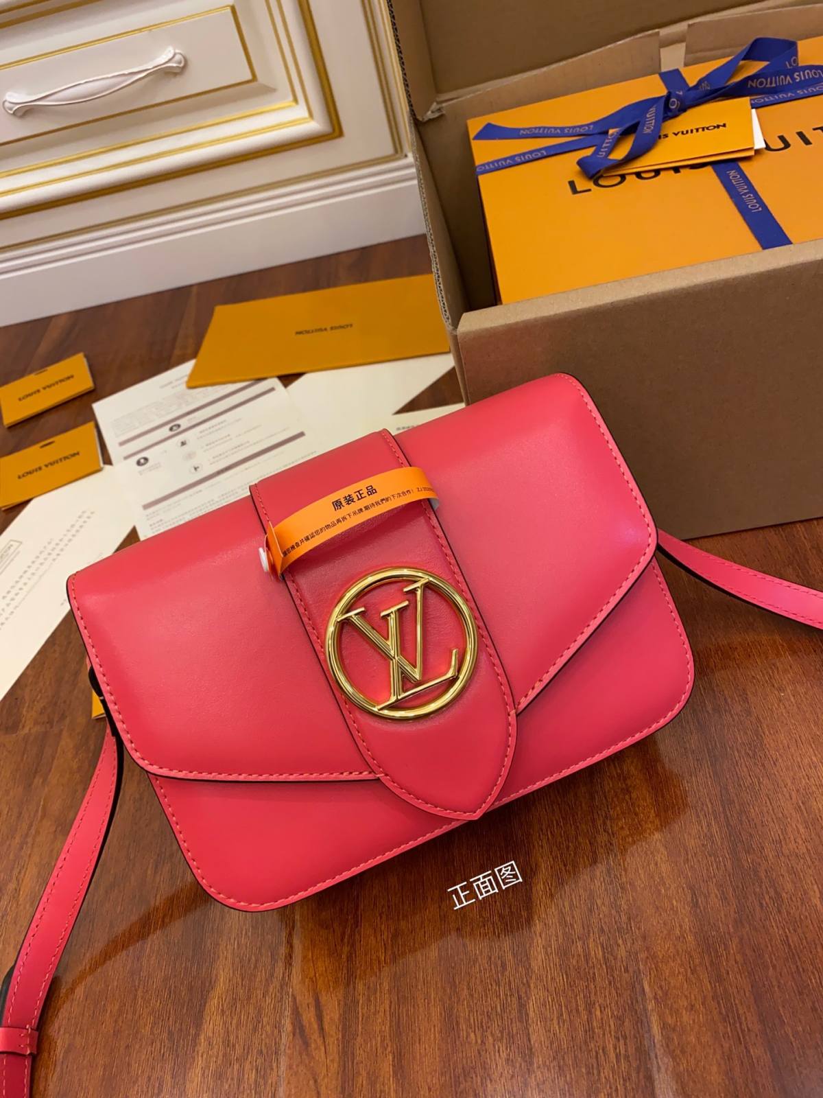 Ellebag’s Expert Replication: Louis Vuitton LV Pont 9 Handbag in Fuchsia-Tayada ugu Fiican ee Louis Vuitton Boorsada Online Store, Bac naqshadeeye nuqul ah