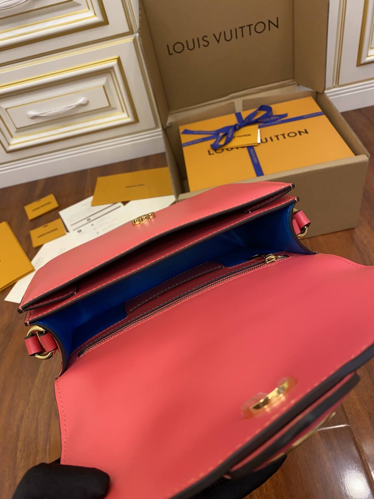 Ellebag’s Expert Replication: Louis Vuitton LV Pont 9 Handbag in Fuchsia-En İyi Kalite Sahte Louis Vuitton Çanta Online Mağazası, Çoğaltma tasarımcı çanta ru