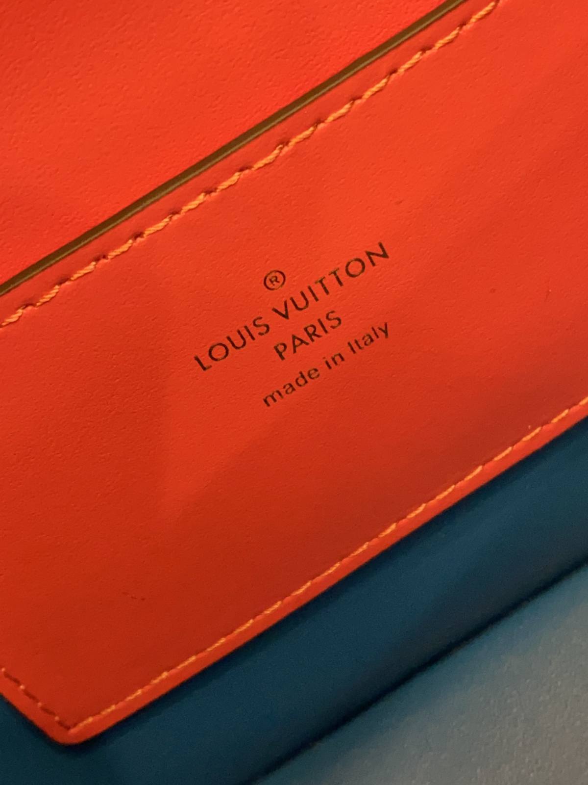 Ellebag’s Expert Replication: Louis Vuitton LV Pont 9 Handbag in Fuchsia-Tayada ugu Fiican ee Louis Vuitton Boorsada Online Store, Bac naqshadeeye nuqul ah