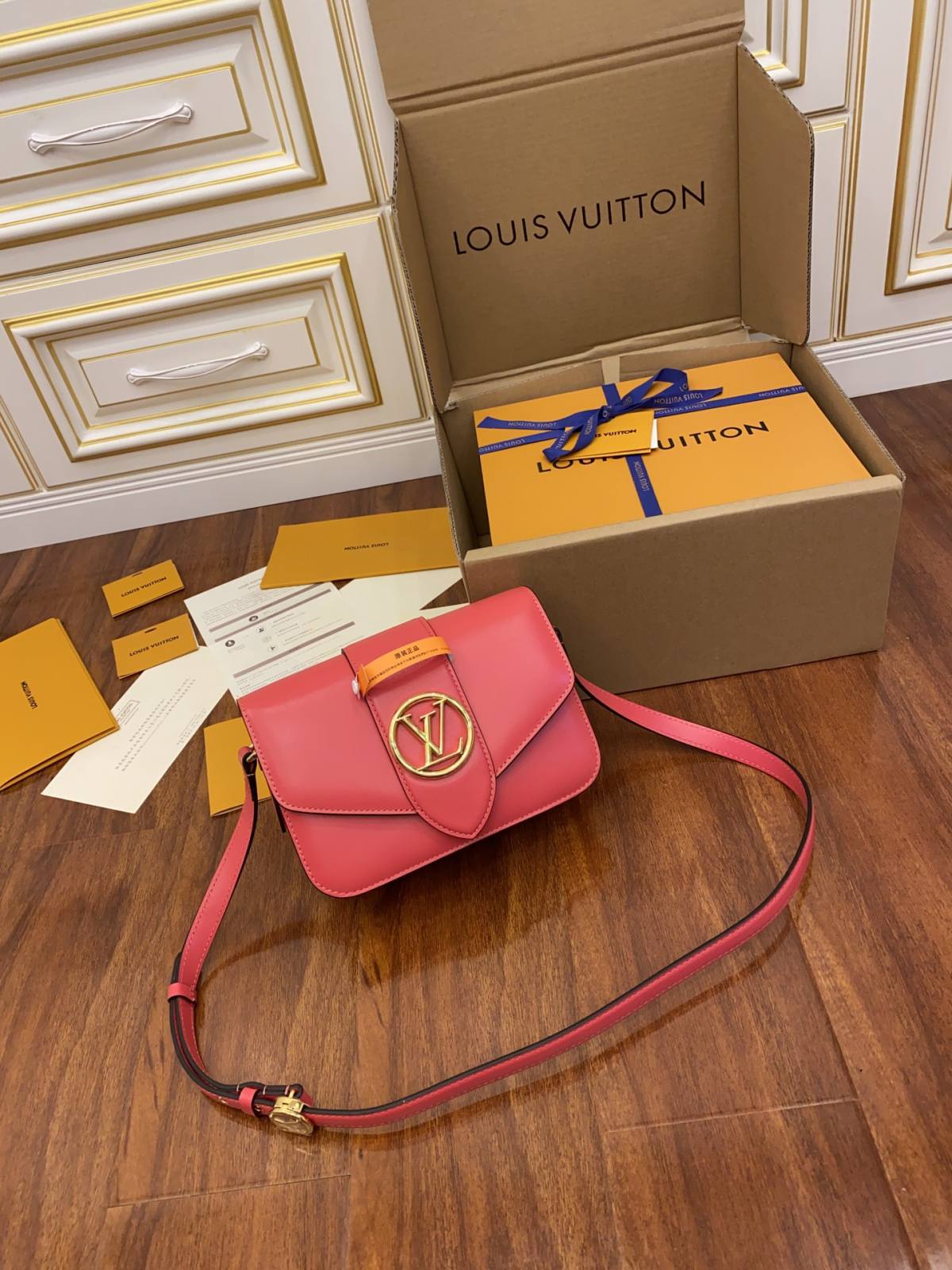 Ellebag’s Expert Replication: Louis Vuitton LV Pont 9 Handbag in Fuchsia-Meilleure qualité de faux sac Louis Vuitton en ligne, réplique de sac de créateur ru