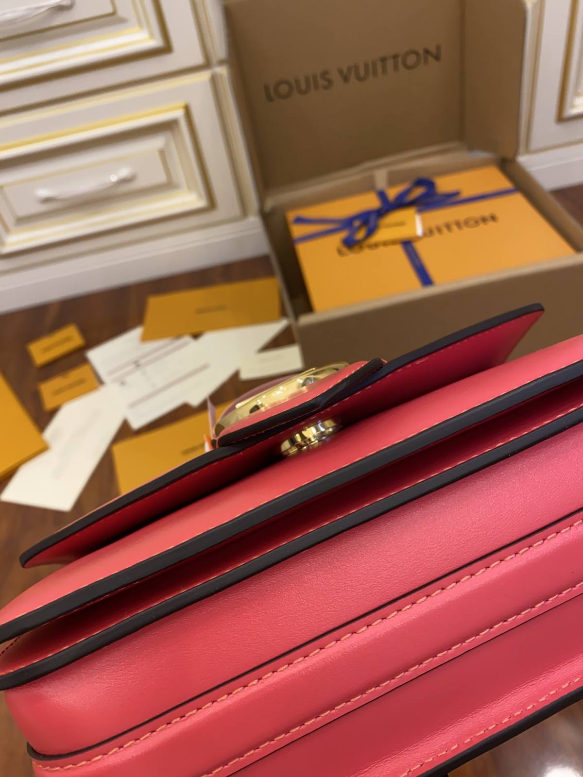 Ellebag’s Expert Replication: Louis Vuitton LV Pont 9 Handbag in Fuchsia-Meilleure qualité de faux sac Louis Vuitton en ligne, réplique de sac de créateur ru