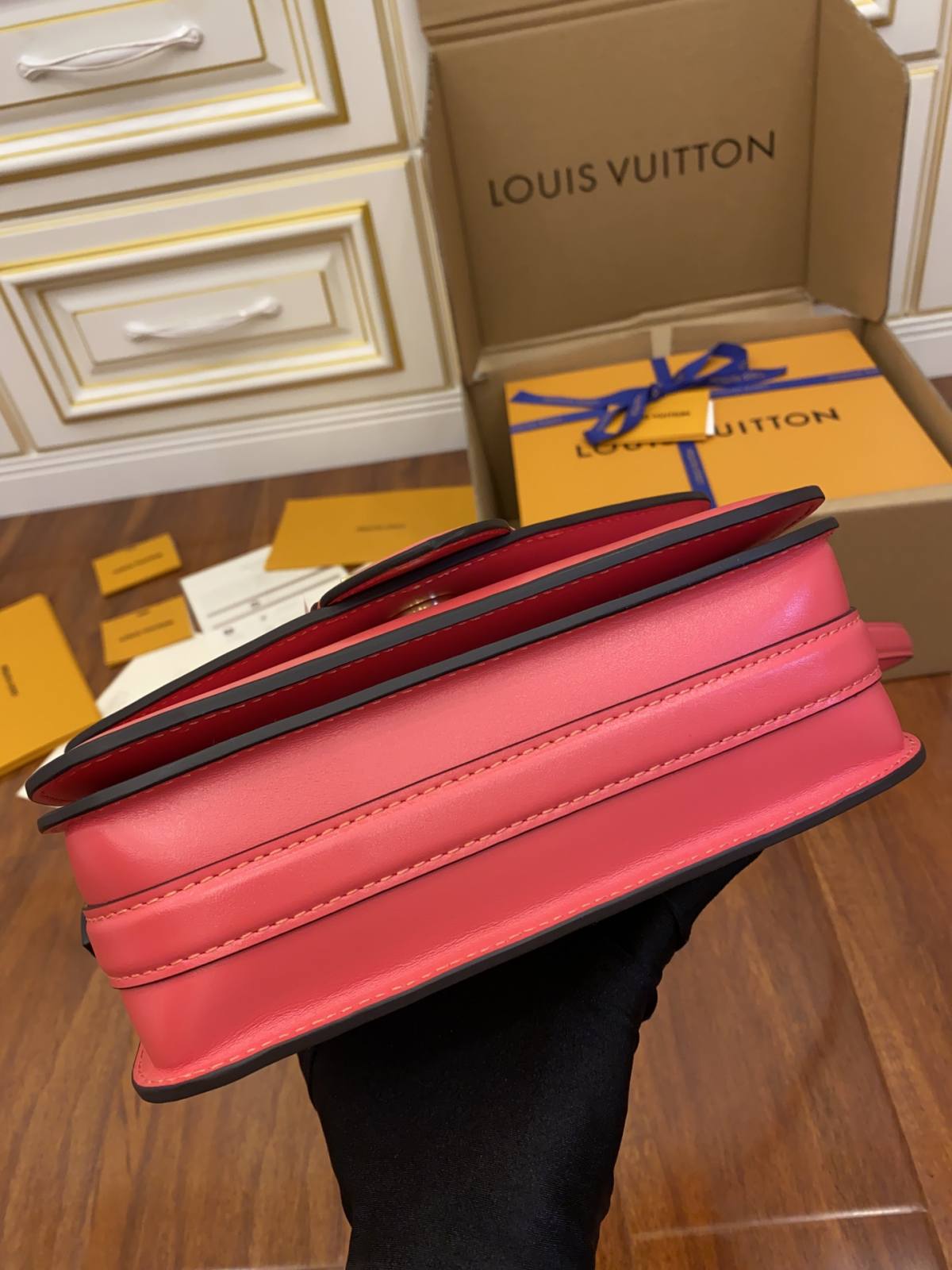 Ellebag’s Expert Replication: Louis Vuitton LV Pont 9 Handbag in Fuchsia-Tayada ugu Fiican ee Louis Vuitton Boorsada Online Store, Bac naqshadeeye nuqul ah