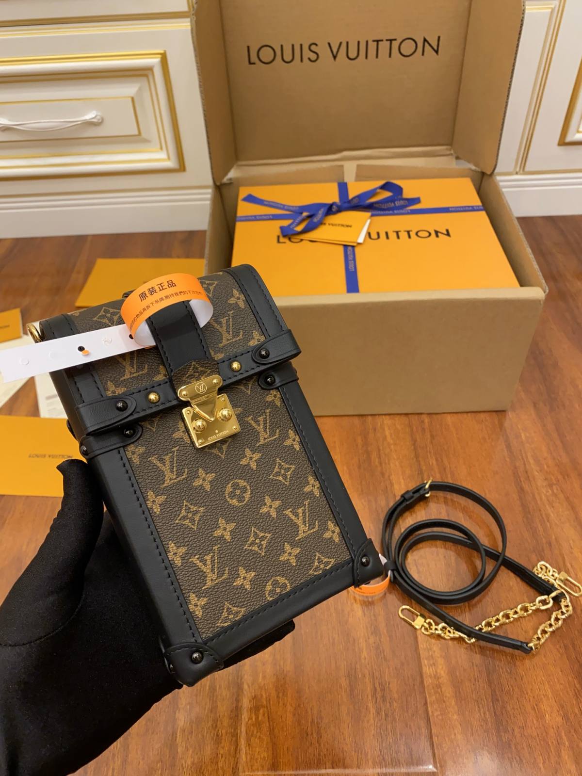 Ellebag’s Replication Excellence: Louis Vuitton M63913 Monogram Trunk Vertical Chain Bag-Paras laatu väärennetty Louis Vuitton laukku verkkokauppa, replika suunnittelija laukku ru