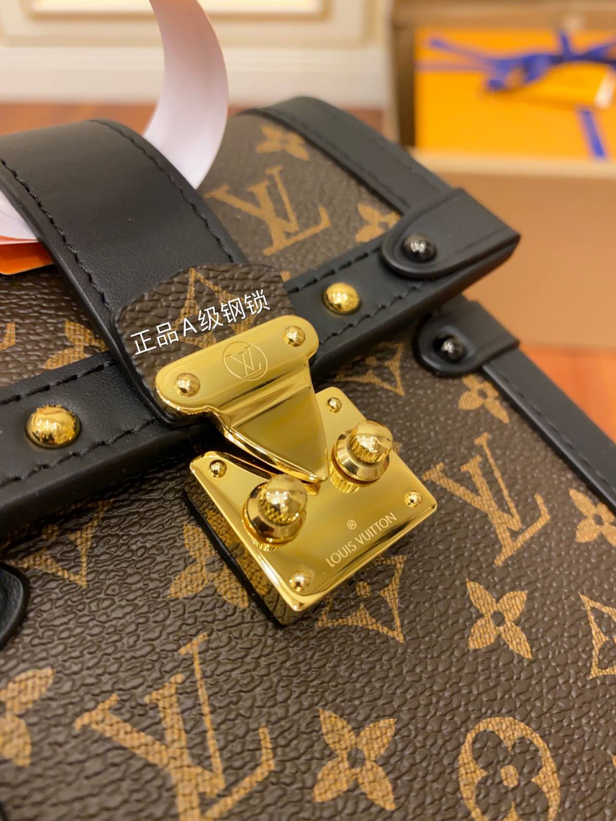 Ellebag’s Replication Excellence: Louis Vuitton M63913 Monogram Trunk Vertical Chain Bag-Tulaga sili ona lelei Fake Louis Vuitton Bag Faleoloa i luga ole laiga, Replica designer bag ru