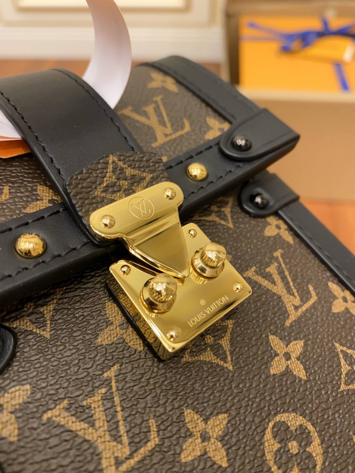 Ellebag’s Replication Excellence: Louis Vuitton M63913 Monogram Trunk Vertical Chain Bag-Bedste kvalitet Fake Louis Vuitton Bag Online Store, Replica designer bag ru