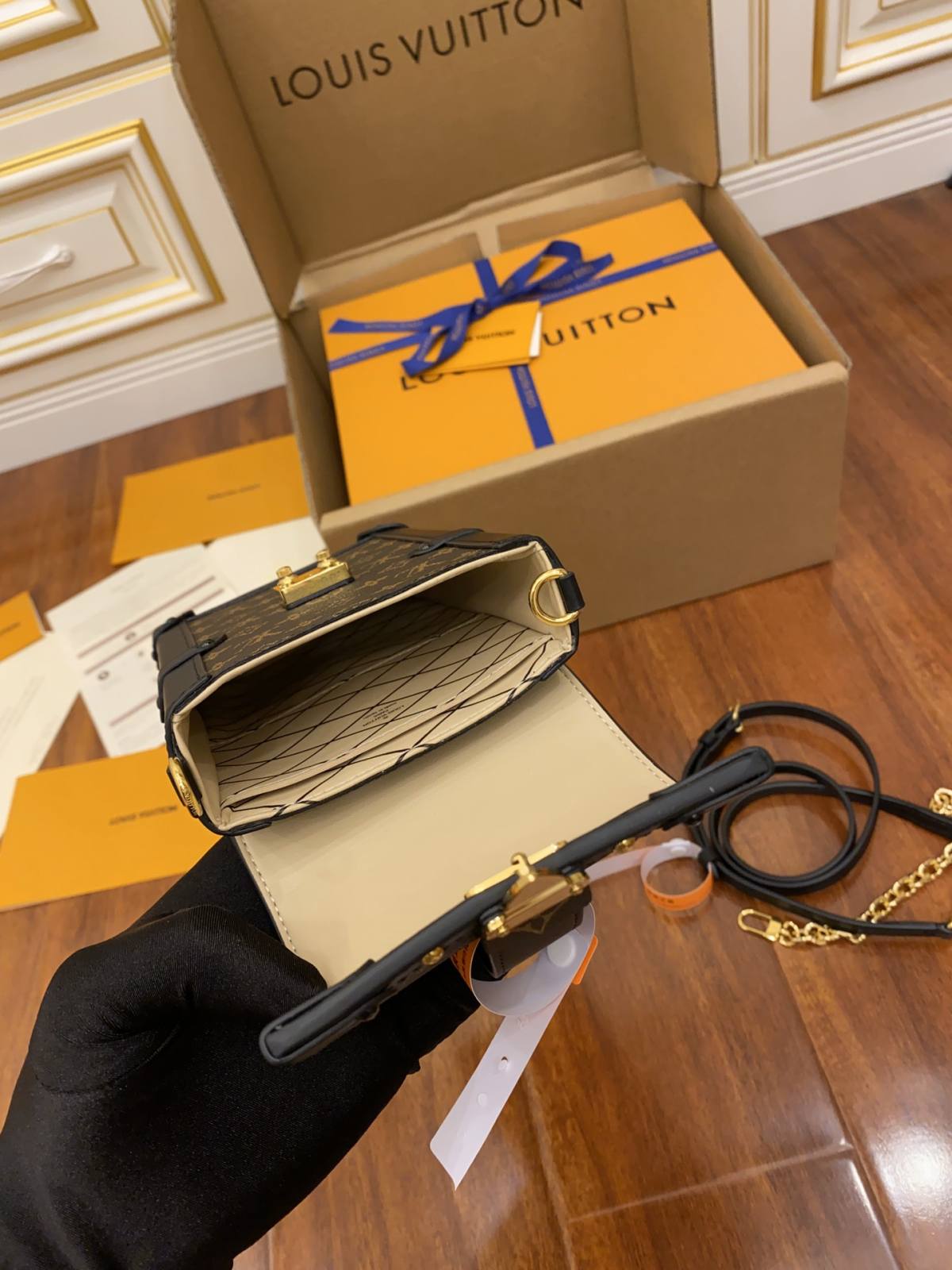 Ellebag’s Replication Excellence: Louis Vuitton M63913 Monogram Trunk Vertical Chain Bag-Magazin online de geanți Louis Vuitton fals de cea mai bună calitate, geantă de designer replica ru