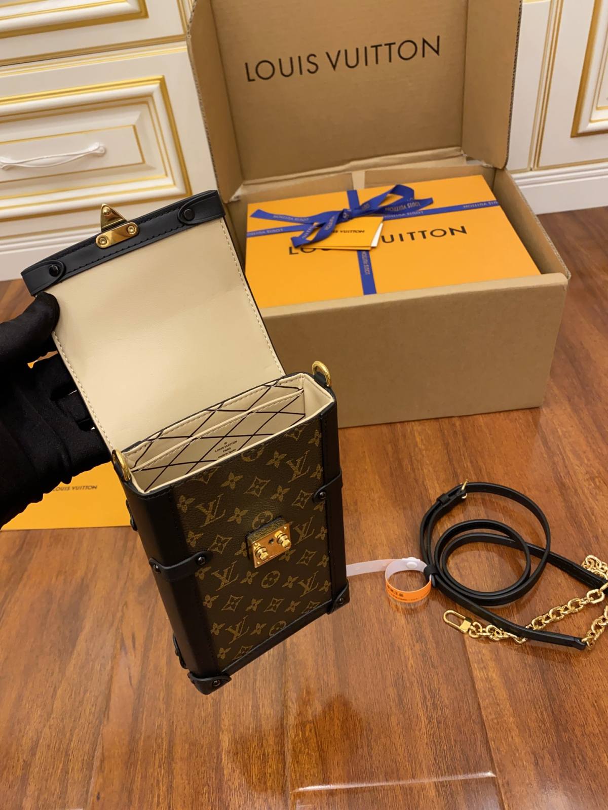 Ellebag’s Replication Excellence: Louis Vuitton M63913 Monogram Trunk Vertical Chain Bag-Paras laatu väärennetty Louis Vuitton laukku verkkokauppa, replika suunnittelija laukku ru