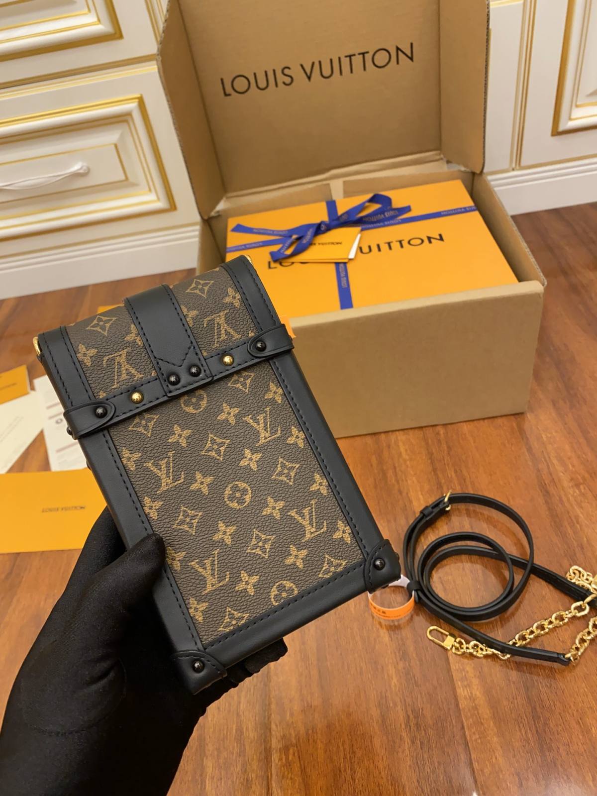 Ellebag’s Replication Excellence: Louis Vuitton M63913 Monogram Trunk Vertical Chain Bag-Paras laatu väärennetty Louis Vuitton laukku verkkokauppa, replika suunnittelija laukku ru