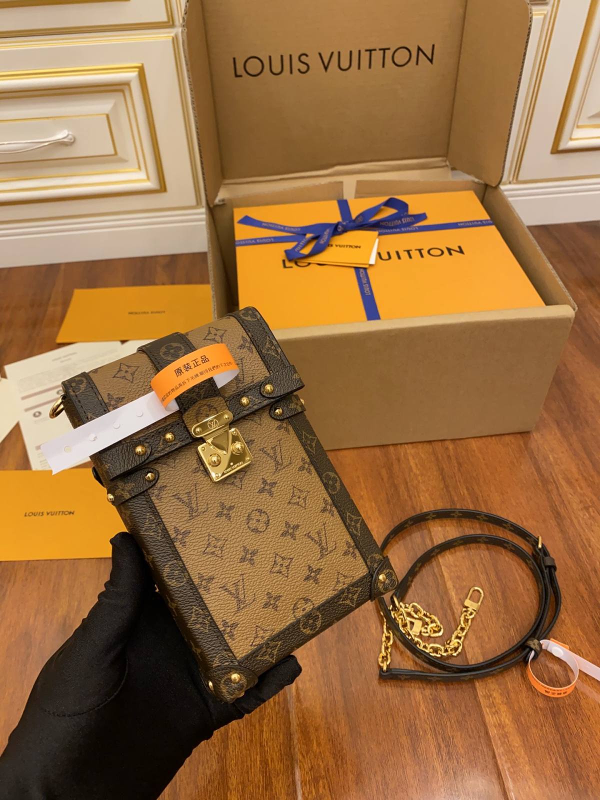 Ellebag’s Replication Expertise: Louis Vuitton M67873 Yellow Trunk Vertical Chain Bag-Beste kwaliteit nep Louis Vuitton tas online winkel, replica designer tas ru