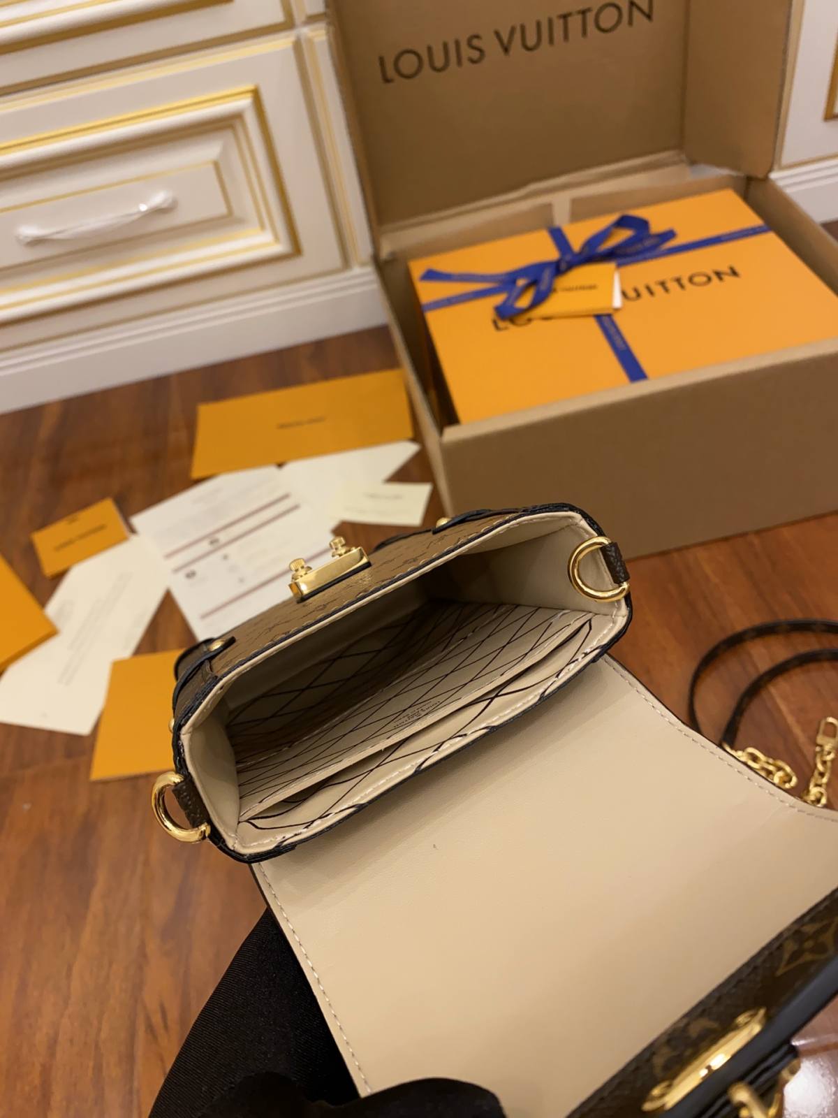 Ellebag’s Replication Expertise: Louis Vuitton M67873 Yellow Trunk Vertical Chain Bag-Tayada ugu Fiican ee Louis Vuitton Boorsada Online Store, Bac naqshadeeye nuqul ah