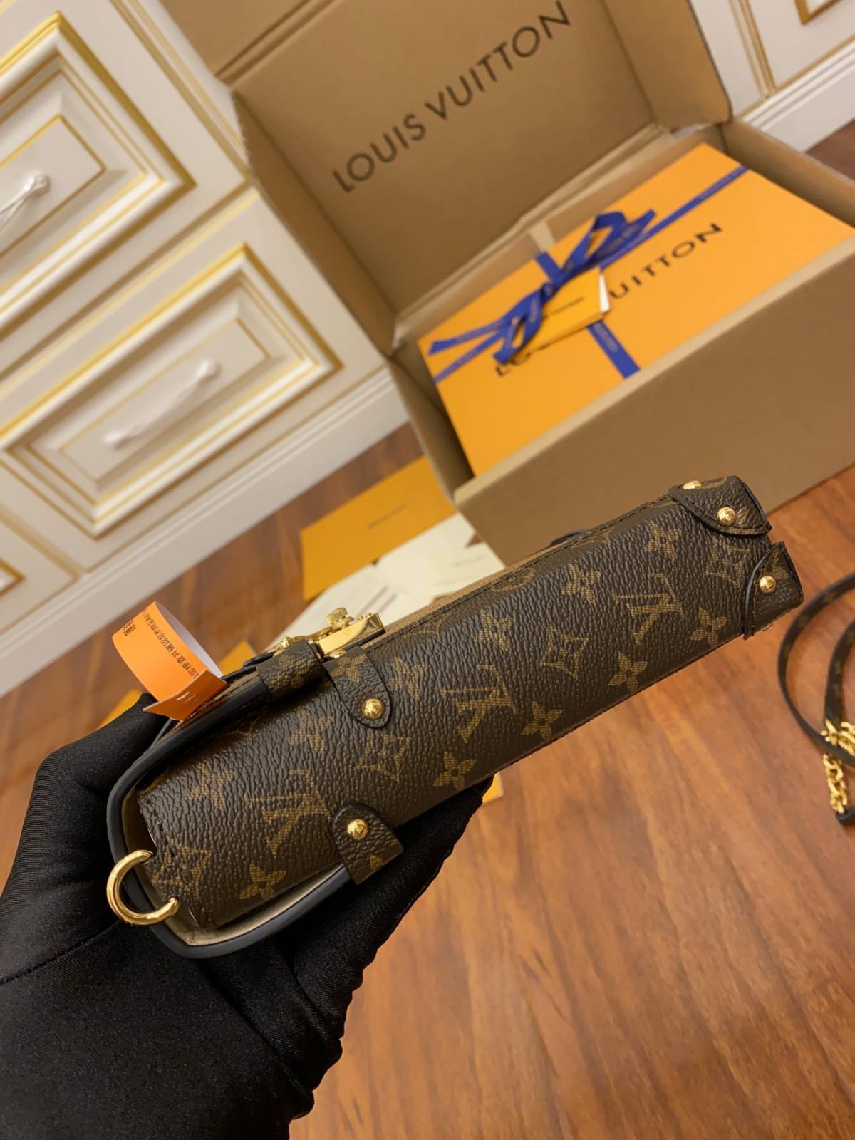 Ellebag’s Replication Expertise: Louis Vuitton M67873 Yellow Trunk Vertical Chain Bag-최고의 품질 가짜 루이비통 가방 온라인 스토어, 복제 디자이너 가방 ru