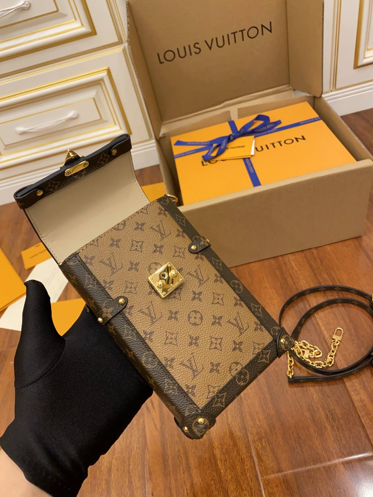 Ellebag’s Replication Expertise: Louis Vuitton M67873 Yellow Trunk Vertical Chain Bag-Tayada ugu Fiican ee Louis Vuitton Boorsada Online Store, Bac naqshadeeye nuqul ah