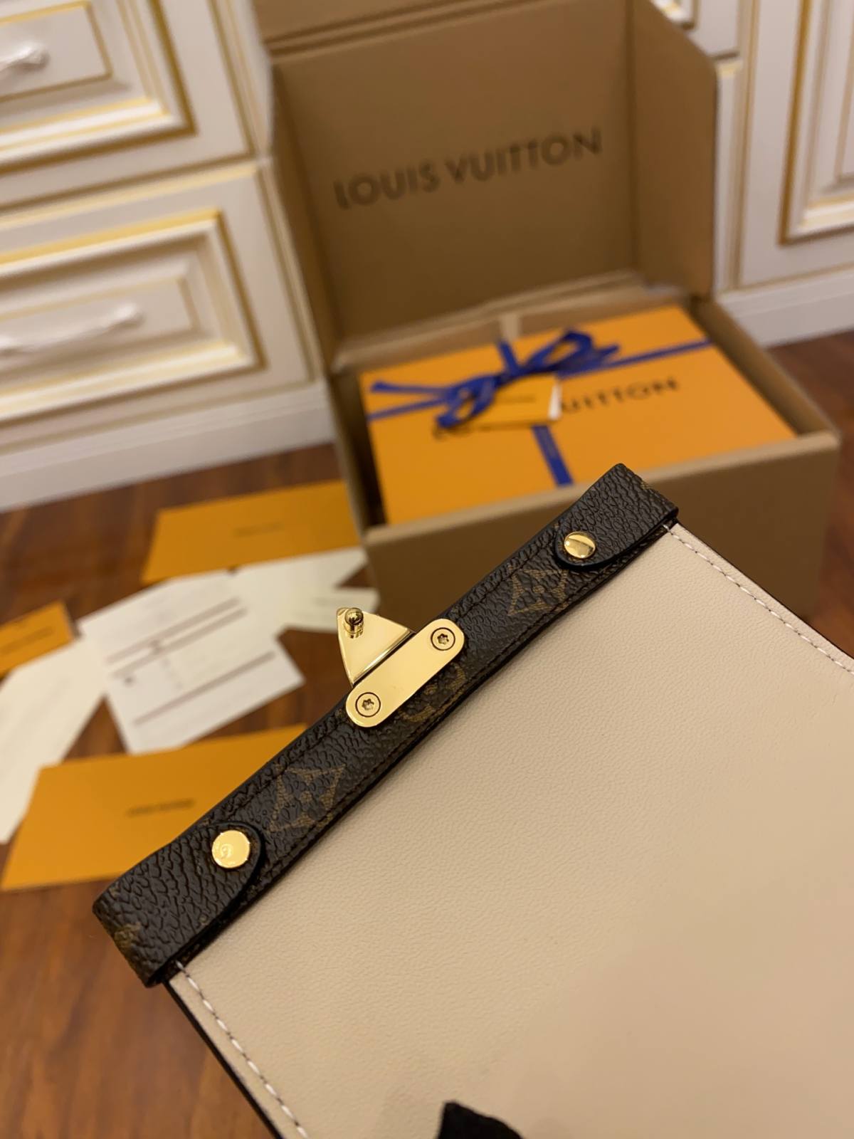 Ellebag’s Replication Expertise: Louis Vuitton M67873 Yellow Trunk Vertical Chain Bag-Tayada ugu Fiican ee Louis Vuitton Boorsada Online Store, Bac naqshadeeye nuqul ah