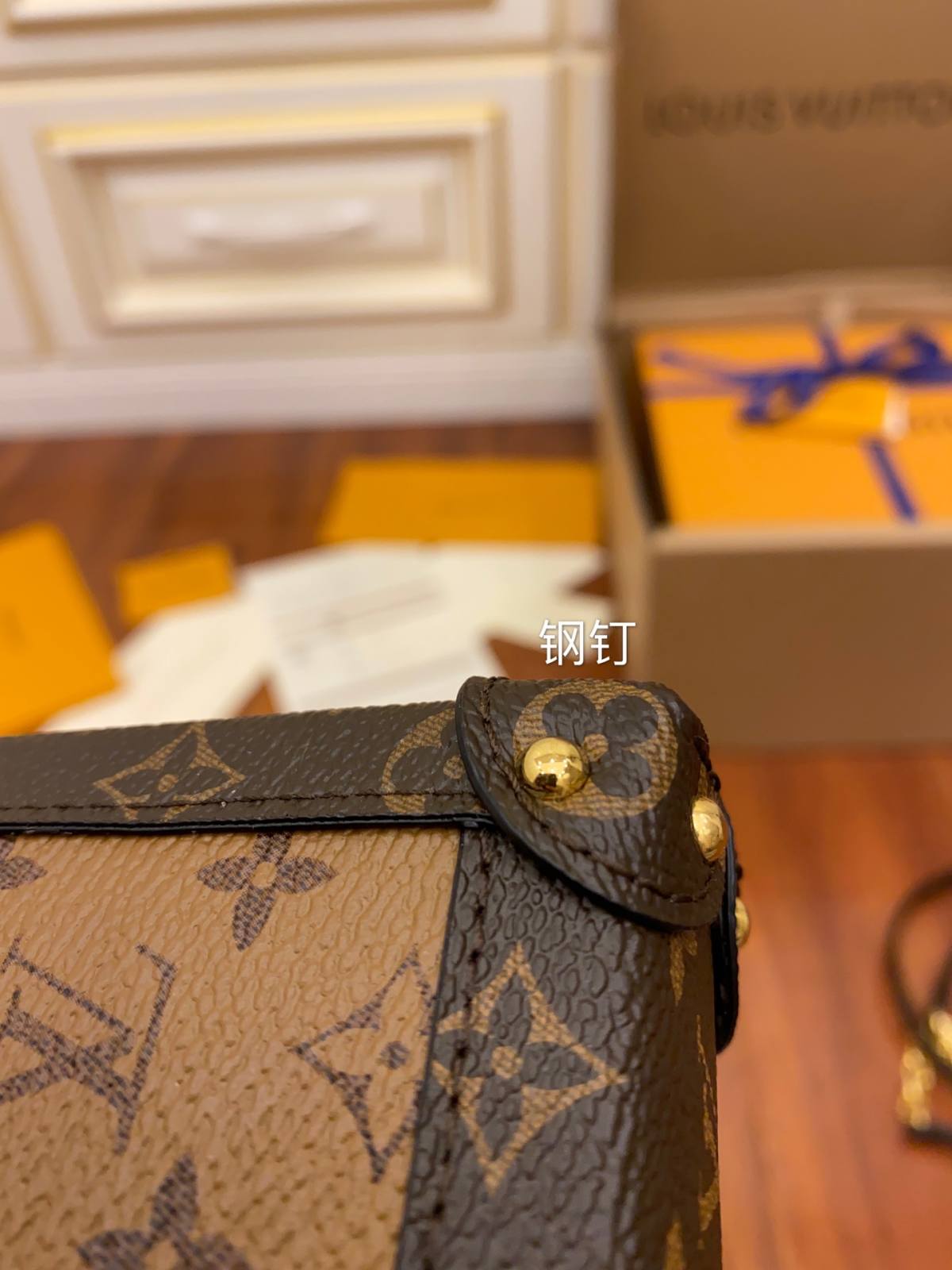 Ellebag’s Replication Expertise: Louis Vuitton M67873 Yellow Trunk Vertical Chain Bag-Beste kwaliteit nep Louis Vuitton tas online winkel, replica designer tas ru